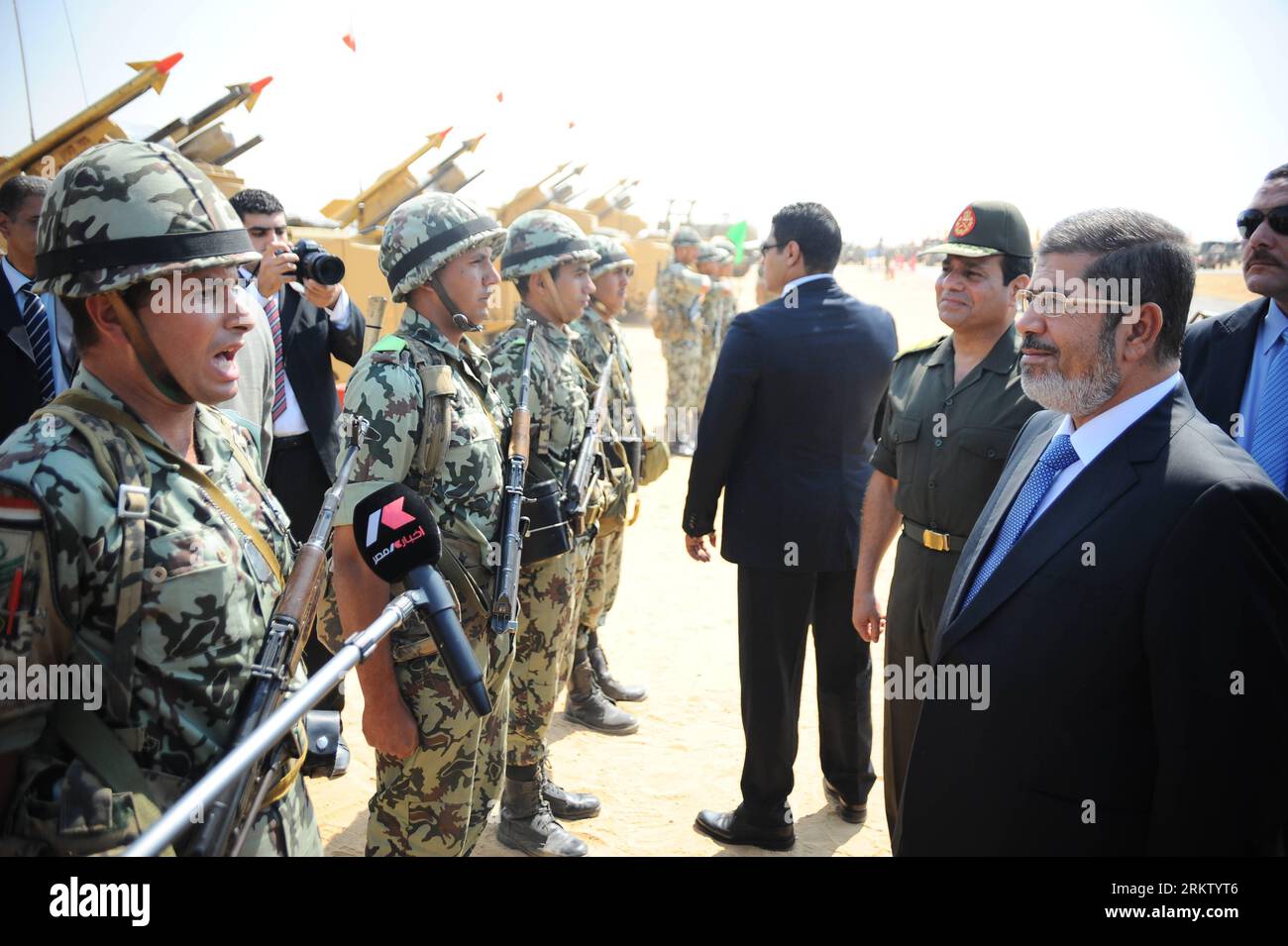 Bildnummer: 58574513  Datum: 10.10.2012  Copyright: imago/Xinhua (121010) -- CAIRO, Oct. 10, 2012 (Xinhua) -- Egyptian President and Supreme Commander of the Armed Forces Mohamed Morsi (R) inspects the 6th Armored Division of the Second Army at Wadi Malak in Ismailia on the occasion of Egypt s celebrations of the October War Victory anniversary, Oct. 10, 2012. (Xinhua/Egyptian Presidency)(cl) EGYPT-ISMAILIA-MORSI-INSPECTION PUBLICATIONxNOTxINxCHN People Politik premiumd x0x xsk 2012 quer      58574513 Date 10 10 2012 Copyright Imago XINHUA 121010 Cairo OCT 10 2012 XINHUA Egyptian President and Stock Photo
