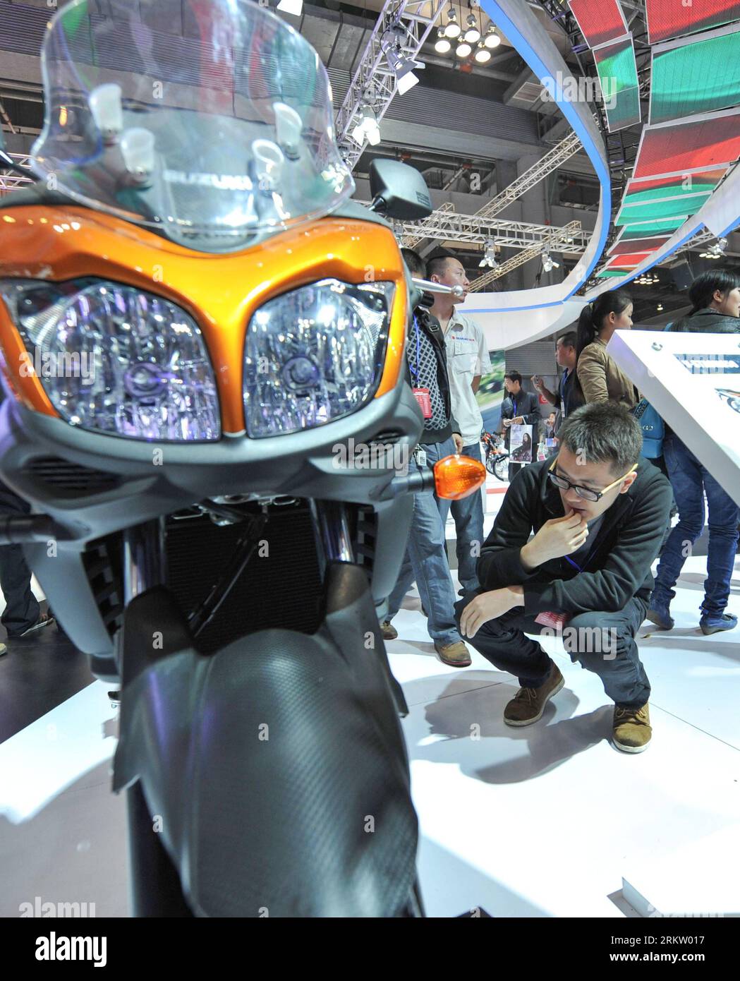 Bildnummer: 58577704  Datum: 11.10.2012  Copyright: imago/Xinhua (121011) -- CHONGQING, Oct. 11, 2012 (Xinhua) -- A visitor looks at a motorcycle exhibited in the 11th China International Motorcycle Trade Exhibition in southwest China s Chongqing Municipality, Oct. 11, 2012. More than 400 motorcycle companies from 10 countries and regions attended the four-day expo kicked off on Thursday. About 100 international traders also participated in the fair, and the purchase sum is expected to exceed 100 million U.S. dollars. (Xinhua/Liu Chan) (hy) CHINA-CHONGQING-MOTOR CYCLE EXPO-OPENING (CN) PUBLICA Stock Photo