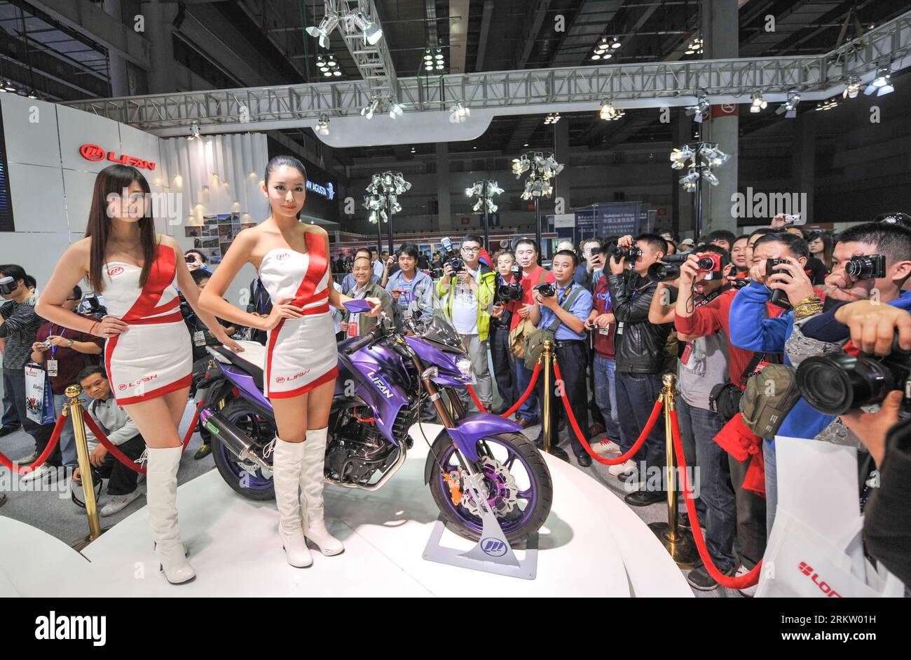 Bildnummer: 58577707  Datum: 11.10.2012  Copyright: imago/Xinhua (121011) -- CHONGQING, Oct. 11, 2012 (Xinhua) -- Visitors take photos of the motocycles exhibited in the 11th China International Motorcycle Trade Exhibition in southwest China s Chongqing Municipality, Oct. 11, 2012. More than 400 motorcycle companies from 10 countries and regions attended the four-day expo kicked off on Thursday. About 100 international traders also participated in the fair, and the purchase sum is expected to exceed 100 million U.S. dollars. (Xinhua/Liu Chan) (hy) CHINA-CHONGQING-MOTOR CYCLE EXPO-OPENING (CN) Stock Photo