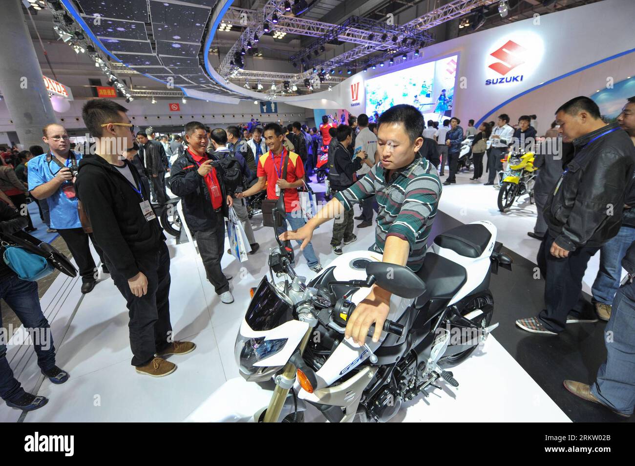 Bildnummer: 58577700  Datum: 11.10.2012  Copyright: imago/Xinhua (121011) -- CHONGQING, Oct. 11, 2012 (Xinhua) -- A visitor experiences trial ride on a demostic motorcycle exhibited in the 11th China International Motorcycle Trade Exhibition in southwest China s Chongqing Municipality, Oct. 11, 2012. More than 400 motorcycle companies from 10 countries and regions attended the four-day expo kicked off on Thursday. About 100 international traders also participated in the fair, and the purchase sum is expected to exceed 100 million U.S. dollars. (Xinhua/Liu Chan) (hy) CHINA-CHONGQING-MOTOR CYCLE Stock Photo