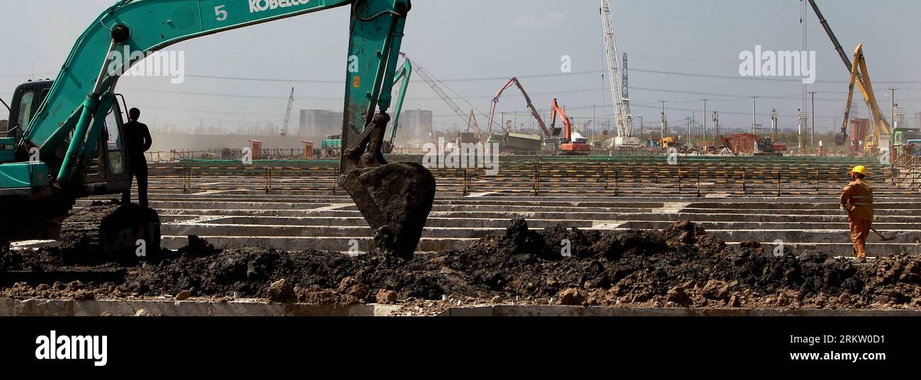 Bildnummer: 58581753  Datum: 12.10.2012  Copyright: imago/Xinhua (121012) -- SHANGHAI, Oct. 12, 2012 (Xinhua) -- Photo taken on Oct. 12, 2012 shows the construction site of the Disneyland in east China s Shanghai Municipality. The total sum invested in constructing this Disneyland will reach 10 billion RMB yuan (about 1.6 billion U.S. dollars) by the end of this year. The Shanghai Disneyland resort is the first one on the Chinese mainland and it is expected to open by the end of 2015. (Xinhua/Pei Xin) (hy) CHINA-SHANGHAI-DISNEYLAND-CONSTRUCTION (CN) PUBLICATIONxNOTxINxCHN Wirtschaft Baugewerbe Stock Photo