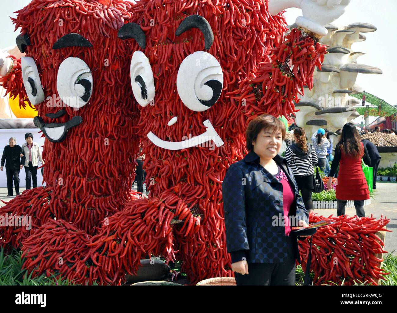 Bildnummer: 58582305  Datum: 12.10.2012  Copyright: imago/Xinhua (121012) -- XINJIANG, Oct. 12, 2012 (Xinhua) -- A visitor poses for photo beside a mascot piled up by peppers during an exhibition of agricultural production in Xinjiang County, north China s Shanxi Province. Oct. 12, 2012. Xinjiang County has embraced a good harvest this year. (Xinhua/Wang Feihang) (mp) CHINA-SHANXI-XINJIANG-HARVEST (CN) PUBLICATIONxNOTxINxCHN Wirtschaft Messe Landwirtschaft Agrarmesse Landwirtschaftsmesse kurios x0x xmb 2012 quer      58582305 Date 12 10 2012 Copyright Imago XINHUA  Xinjiang OCT 12 2012 XINHUA Stock Photo