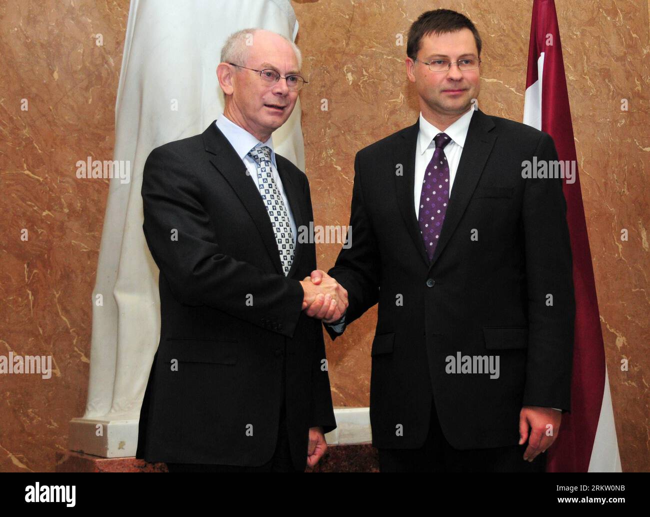 Bildnummer: 58583703  Datum: 12.10.2012  Copyright: imago/Xinhua (121012) -- RIGA, Oct. 12, 2012 (Xinhua) -- Latvian Prime Minister Valdis Dombrovskis (R) meets with visiting European Council President Herman van Rompuy in Riga, Latvia, on Oct. 12, 2012. (Xinhua/Guo Qun) LATVIA-EU-DIPLOMACY PUBLICATIONxNOTxINxCHN People Politik x0x xds 2012 quer      58583703 Date 12 10 2012 Copyright Imago XINHUA  Riga OCT 12 2012 XINHUA Latvian Prime Ministers Valdis Dombrovskis r Meets With Visiting European Council President Herman van Rompuy in Riga Latvia ON OCT 12 2012 XINHUA Guo Qun Latvia EU Diplomacy Stock Photo
