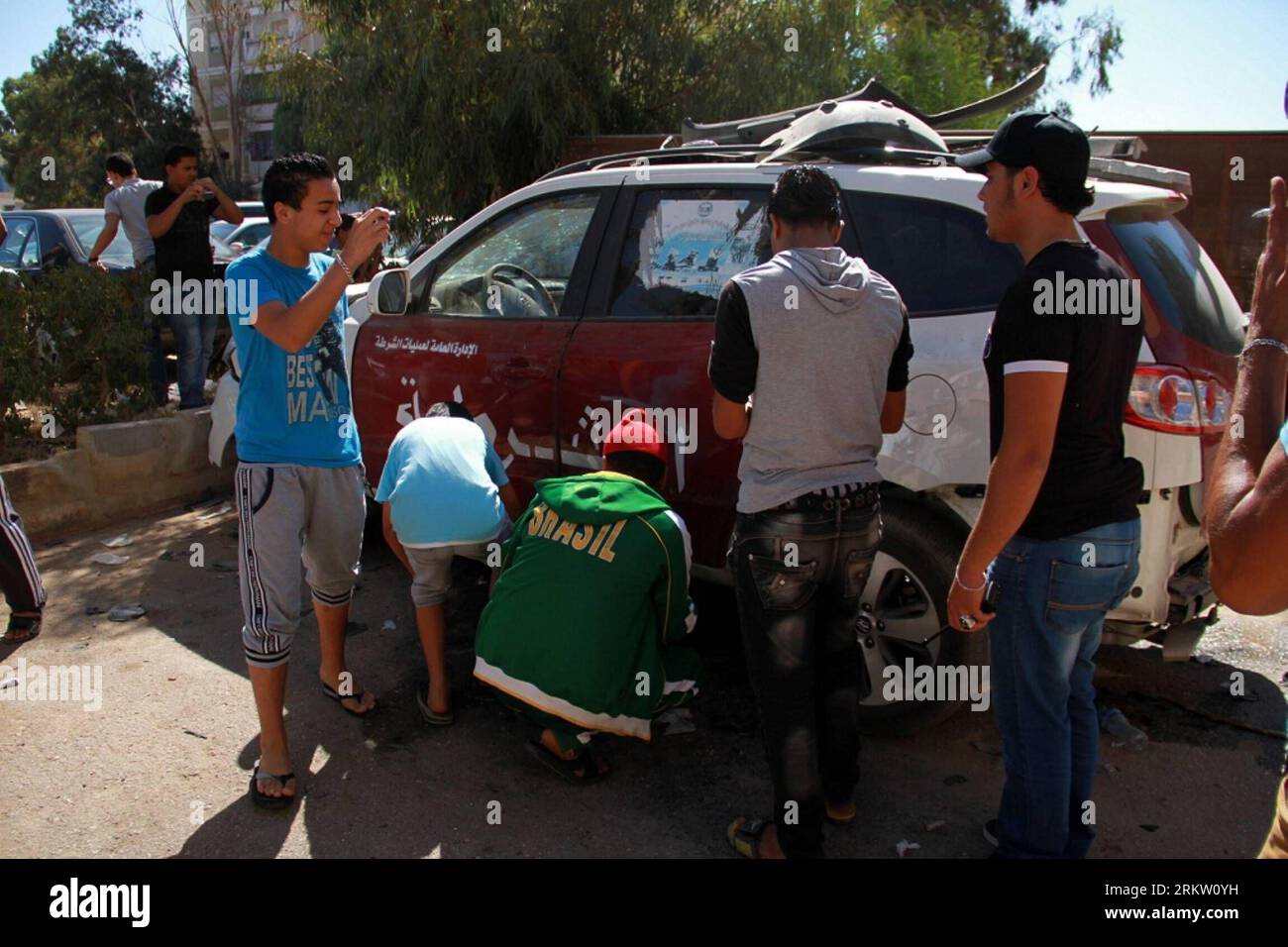 Bildnummer: 58585175  Datum: 13.10.2012  Copyright: imago/Xinhua (121013) -- BENGHAZI, Oct. 13, 2012 (Xinhua) -- watch a hand grenade destroyed car belonging to a police officer in Libya s eastern city of Benghazi on Oct. 13, 2012. A police vehicle was exploded Saturday here, causing no casualties, security sources said. (Xinhua/Khaled Alkuafi) LIBYA-BENGHAZI-EXPLOSION-POLICE PUBLICATIONxNOTxINxCHN Gesellschaft Zerstörung Schaden Handgranate premiumd Bombenexplosion Autobombe Bombe Explosion Auto xdp x0x 2012 quer      58585175 Date 13 10 2012 Copyright Imago XINHUA  Benghazi OCT 13 2012 XINHU Stock Photo