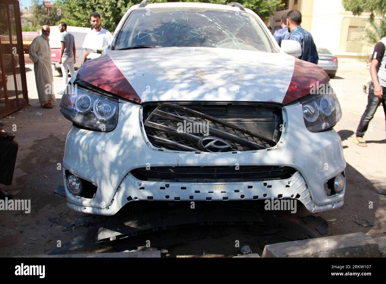 Bildnummer: 58585177  Datum: 13.10.2012  Copyright: imago/Xinhua (121013) -- BENGHAZI, Oct. 13, 2012 (Xinhua) -- Photo taken on Oct.13, 2012 shows a hand grenade destroyed car belonging to a police officer in Libya s eastern city of Benghazi. A police vehicle was exploded Saturday here, causing no casualties, security sources said. (Xinhua/Khaled Alkuafi) LIBYA-BENGHAZI-EXPLOSION-POLICE PUBLICATIONxNOTxINxCHN Gesellschaft Zerstörung Schaden Handgranate premiumd Bombenexplosion Autobombe Bombe Explosion Auto xdp x0x 2012 quer      58585177 Date 13 10 2012 Copyright Imago XINHUA  Benghazi OCT 13 Stock Photo