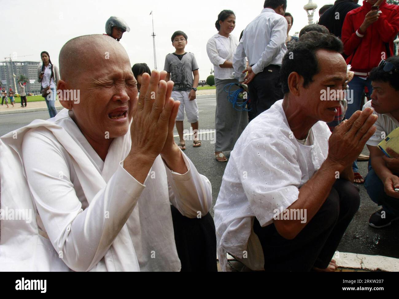 Bildnummer: 58594117  Datum: 16.10.2012  Copyright: imago/Xinhua (121016) -- PHNOM PENH, Oct. 16, 2012 (Xinhua) -- mourn over the death of Cambodian King-Father Norodom Sihanouk, in Phnom Penh, Cambodia, Oct. 16, 2012. Throngs of Cambodians on Tuesday laid roses and lotus flowers in front of the capital s Royal Palace to mourn King-Father Norodom Sihanouk, who died of natural causes Monday at the age of 90. (Xinhua/Sovannara) (zy) CAMBODIA-PHNOM PENH-SIHANOUK-MOURNING PUBLICATIONxNOTxINxCHN Politik People Gesellschaft Adel König Tod tot Trauer Gedenken Anteilnahme x0x xub 2012 quer premiumd Stock Photo