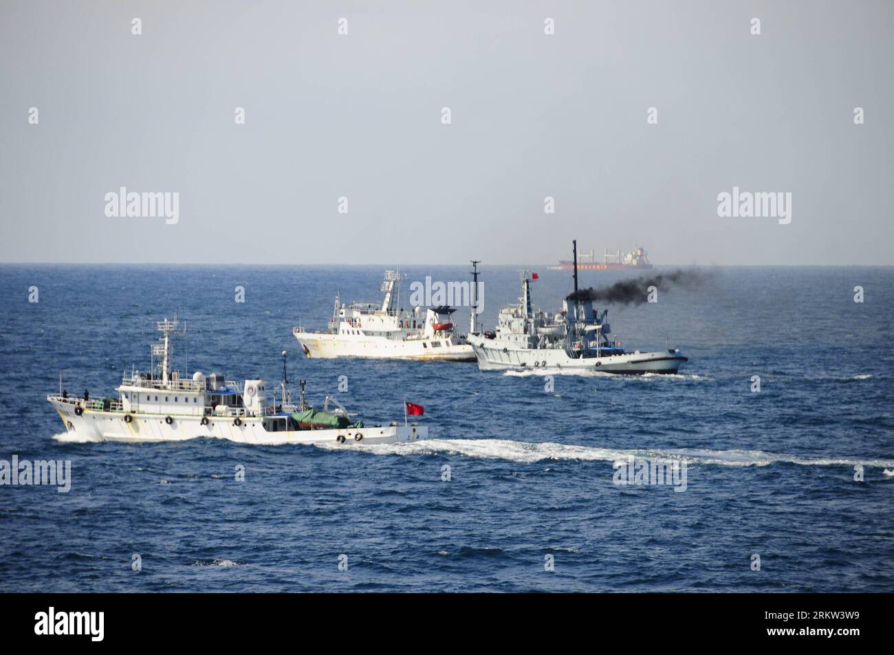 Bildnummer: 58610678  Datum: 19.10.2012  Copyright: imago/Xinhua (121019) -- EAST CHINA SEA, Oct. 19, 2012 (Xinhua) -- Photo taken on Oct. 19, 2012 shows the scene of a joint exercise on the East China Sea. China s Civilian maritime authorities and the People s Liberation Army (PLA) Navy conducted the exercise in the East China Sea on Friday. A total of 11 vessels, eight aircraft and more than 1,000 personnel from the PLA Navy s Donghai Fleet, China s fishery administration and marine surveillance agency took part in the routine exercise, according to a statement from the fleet. (Xinhua/Sun Li Stock Photo
