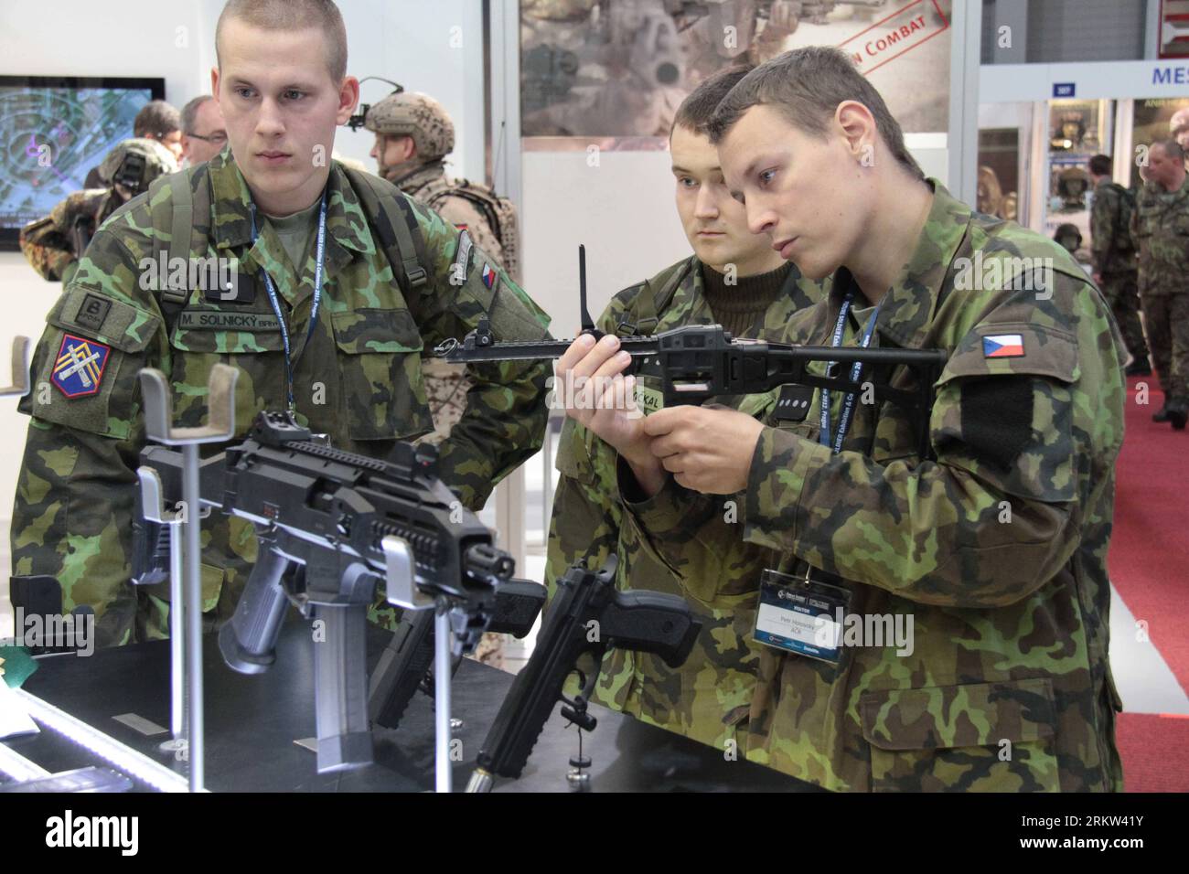 Bildnummer: 58610766  Datum: 18.10.2012  Copyright: imago/Xinhua (121019) -- PRAGUE, Oct. 19, 2012 (Xinhua) -- Czech soldiers experience new firearms at the Future Soldier Exhibition in Prague, capital of Czech Republic, on Oct. 18, 2012. More than 100 companies took part in the exhibition, which will last to Oct. 20. (Xinhua/Wang Yi) (syq) CZECH REPUBLIC-PRAGUE-MILITARY EXHIBITION PUBLICATIONxNOTxINxCHN Wirtschaft Gesellschaft Militär Soldat Messe Militärmesse Waffen Rüstungsindustrie xas x0x premiumd 2012 quer      58610766 Date 18 10 2012 Copyright Imago XINHUA  Prague OCT 19 2012 XINHUA Cz Stock Photo