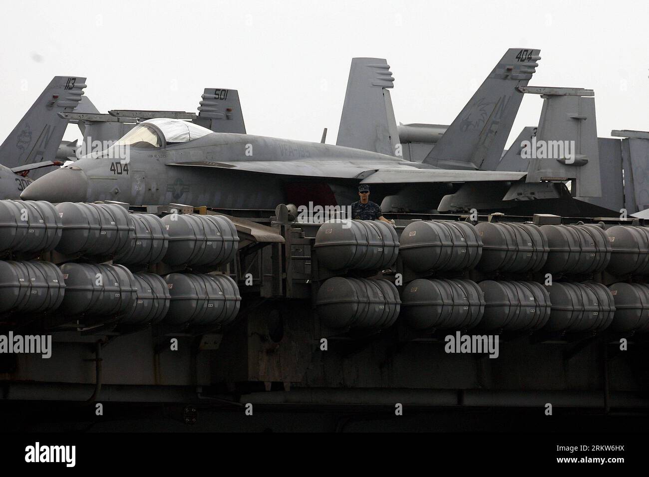 Bildnummer: 58624882  Datum: 24.10.2012  Copyright: imago/Xinhua (121024) -- MANILA, Oct. 24, 2012 (Xinhua) -- A U.S. navy soldier stands next to fighter jets on the U.S. aircraft carrier USS George Washington in the waters of the Manila Bay, Philippines, Oct. 24, 2012. The U.S. nuclear powered aircraft carrier USS George Washington arrived in the Philippines for professional exchanges between the U.S. and Philippine Navy counterparts. (Xinhua/Rouelle Umali)(ctt) PHILIPPINES-MANILA-USS GEORGE WASHINGTON PUBLICATIONxNOTxINxCHN Politik Militär Schiff Flugzeugträger Kriegsschiff xjh x0x 2012 quer Stock Photo