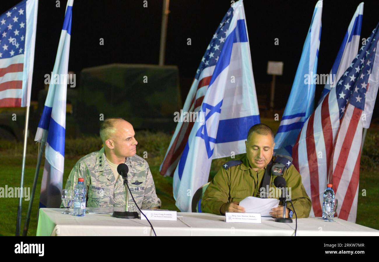 Bildnummer: 58632604  Datum: 24.10.2012  Copyright: imago/Xinhua (121025) -- TEL AVIV, Oct. 25, 2012 (Xinhua) -- U.S. Army Lt-Gen. Craig Franklin (L), regional air defense commander for European Command (EUCOM), and Israel Defense Forces (IDF) counterpart, Brig.-Gen. Shahar Shohat, attend a press conference held alongside a Patriot missile battery deployed in Tel Aviv on Oct. 24, 2012. A surge in Palestinian militant rocket attacks from Gaza at Israeli civilian targets, and Air Force counter strikes at launching crews will not impact a massive, bilateral air-defense exercise, generals on both Stock Photo