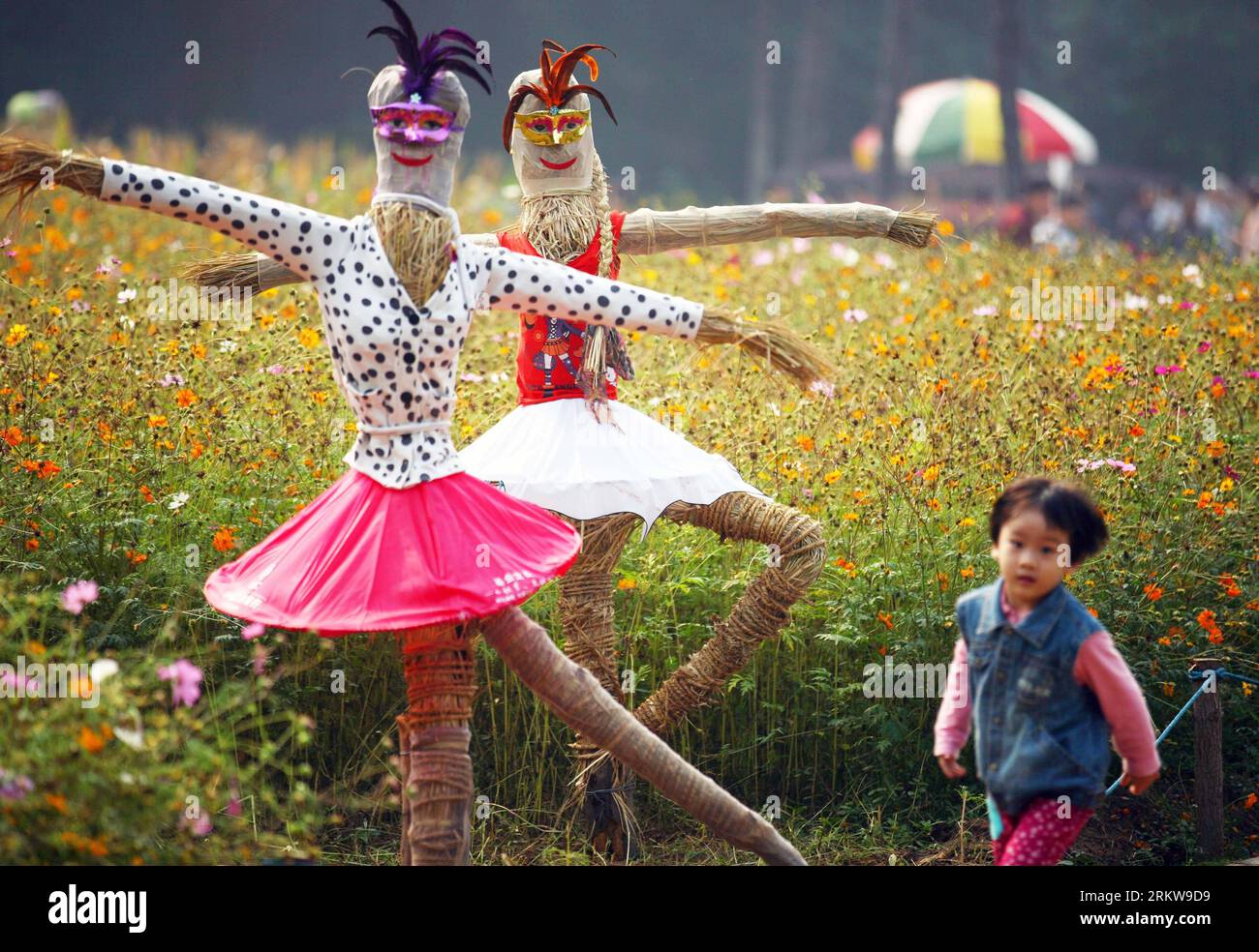 Diy scarecrow making hi-res stock photography and images - Alamy