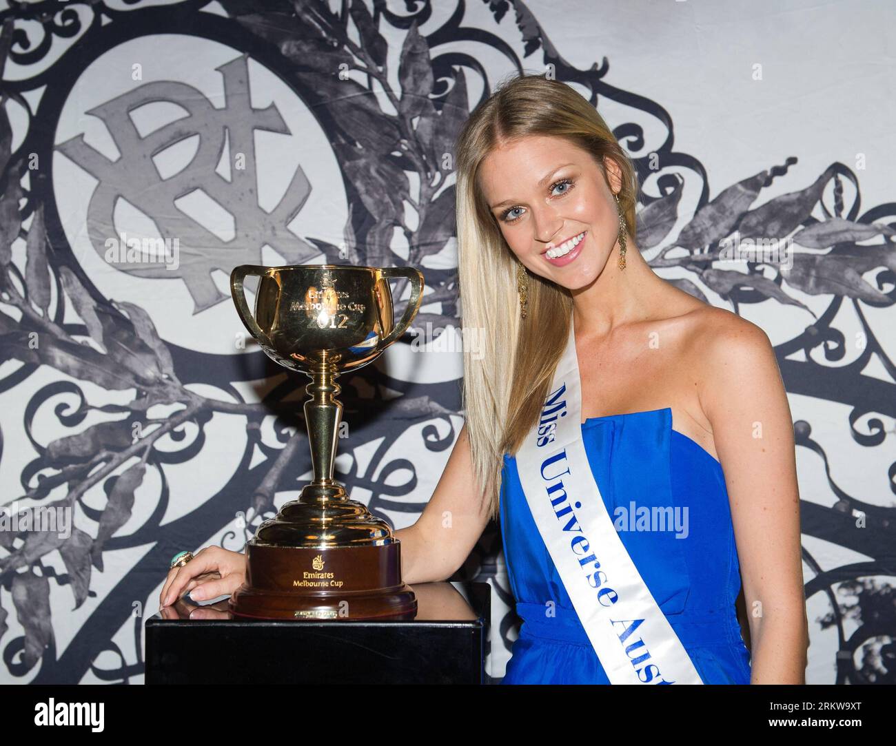 Bildnummer: 58647097  Datum: 29.10.2012  Copyright: imago/Xinhua (121030) -- MELBOURNE, Oct. 29, 2012 (Xinhua) -- Renae Ayris, 2012 Miss Universe Australia, poses for photos with the Melbourne Cup trophy during the Homecoming of the 2012 Melbourne Cup event in Melbourne, Australia, on Oct. 29, 2012. The 152nd Melbourne Cup horse race will be held from Nov. 3 to 10. (Xinhua/Bai Xue) AUSTRALIA-MELBOURNE-HORSE RACE-MELBOURNE CUP PUBLICATIONxNOTxINxCHN Entertainment Misswahl Siegerin premiumd x0x xac 2012 quer     58647097 Date 29 10 2012 Copyright Imago XINHUA  Melbourne OCT 29 2012 XINHUA Renae Stock Photo