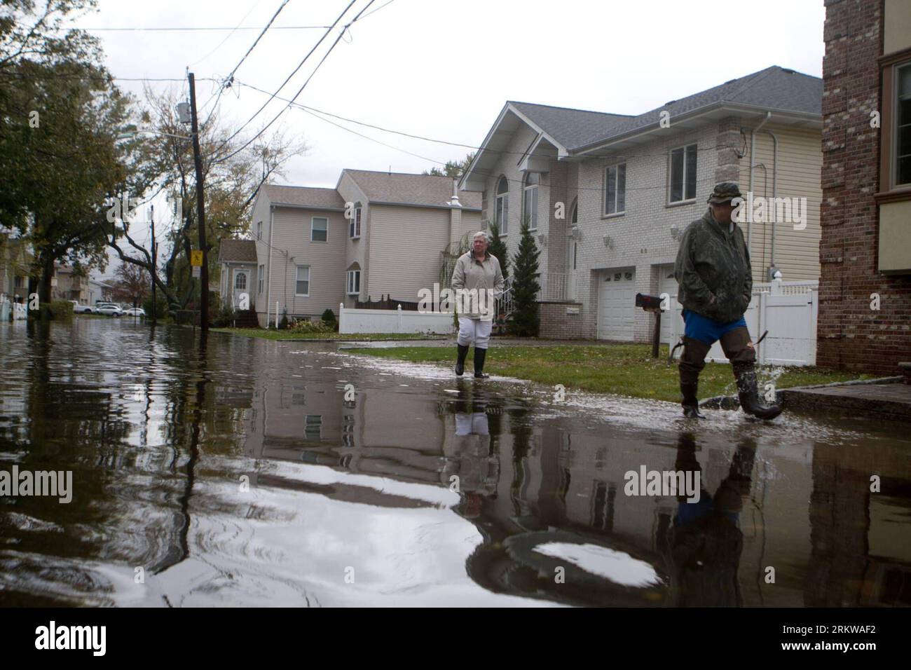 Bildnummer: 58651237  Datum: 30.10.2012  Copyright: imago/Xinhua NEW JERSEY, Oct. 30, 2012 - Two residents survey the flooding damage near their house after Hurricane Sandy in the Bergen County town of Moonachie, New Jersey, the United States, Oct. 30, 2012. (Xinhua/Marcus DiPaola)(rh) US-NEW JERSEY-HURRICANE-SANDY PUBLICATIONxNOTxINxCHN Gesellschaft USA Katastrophe Sturm Wirbelsturm Hurrikan Wetter Unwetter Naturkatastrophe Sturm Hurrikan USA Wirbelsturm x0x xmb 2012 quer     58651237 Date 30 10 2012 Copyright Imago XINHUA New Jersey OCT 30 2012 Two Residents Survey The flooding Damage Near t Stock Photo