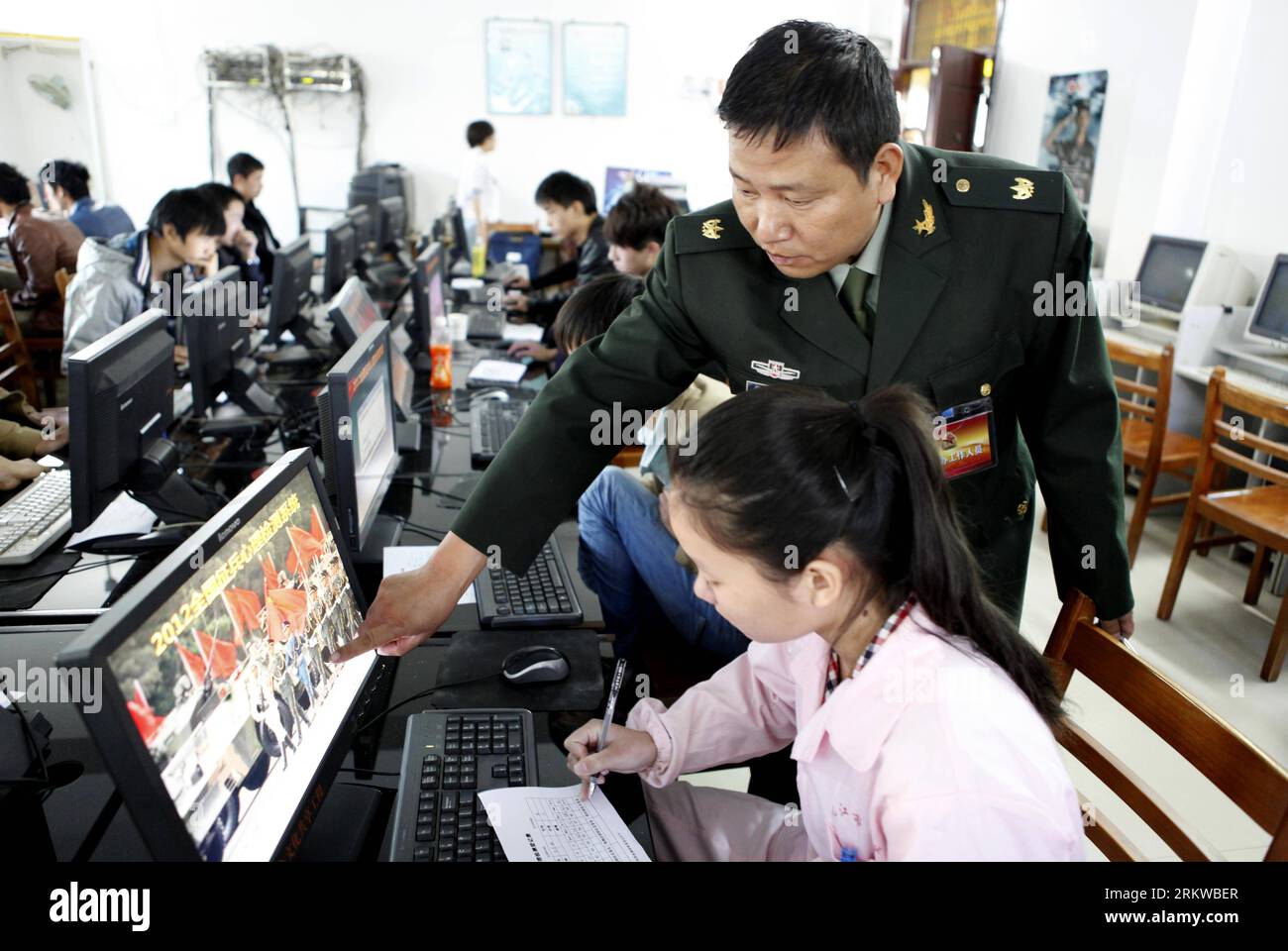 Bildnummer: 58657272  Datum: 01.11.2012  Copyright: imago/Xinhua (121101) -- DUCHANG, Nov. 1, 2012 (Xinhua) -- A young applicant checks her psychological test score for military recruitment in Duchang County of east China s Jiangxi Province, Nov. 1, 2012. China s People s Liberation Army started the yearly and nationwide winter recruitment on Thursday. (Xinhua/Fu Jianbin) (mcg) CHINA-WINTER MILITARY RECRUITMENT-STARTING (CN) PUBLICATIONxNOTxINxCHN Gesellschaft Armee Militär Musterung Rekrutierung Fotostory xas x0x 2012 quer      58657272 Date 01 11 2012 Copyright Imago XINHUA  DUCHANG Nov 1 20 Stock Photo