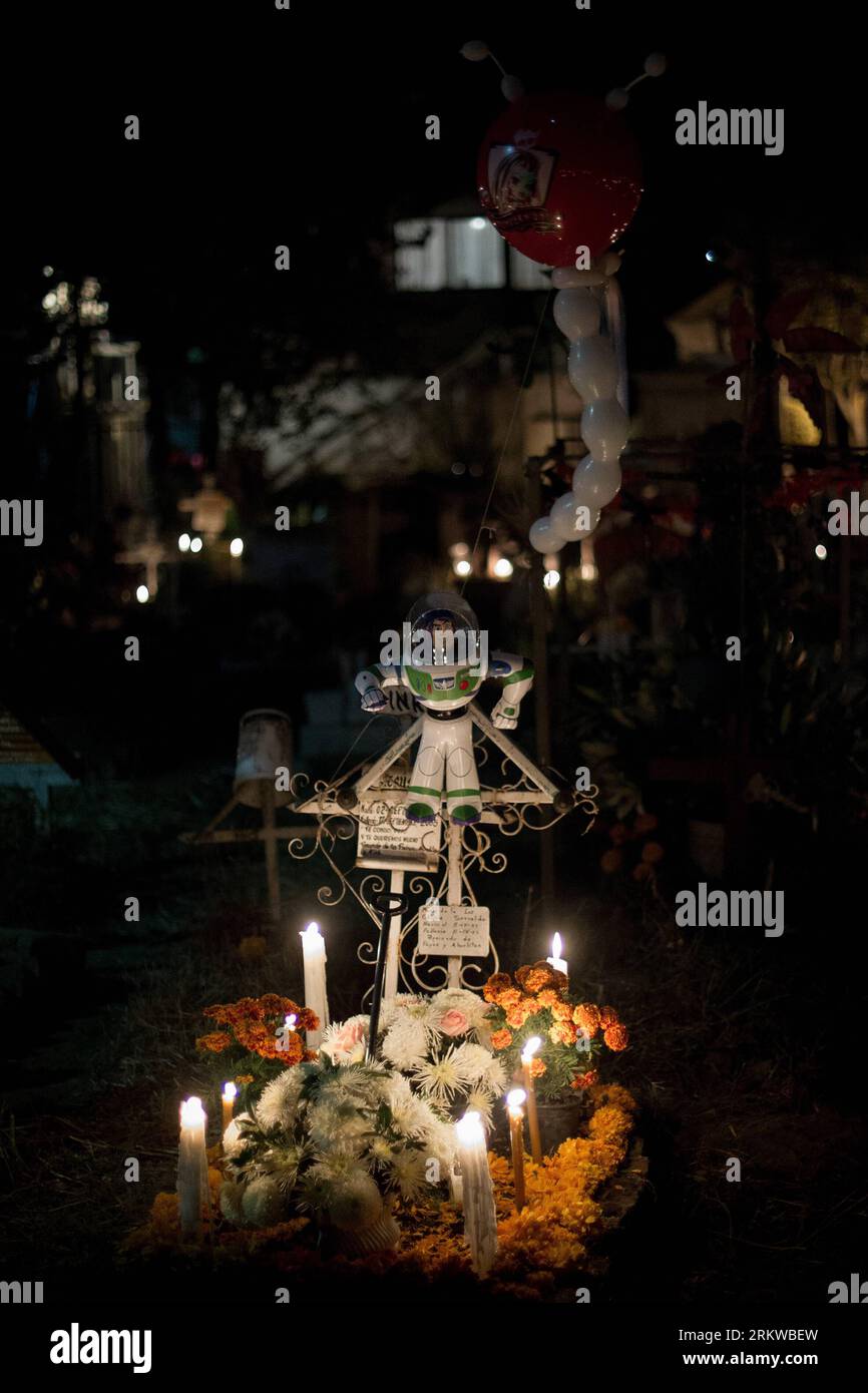 Bildnummer: 58657298  Datum: 01.11.2012  Copyright: imago/Xinhua (121101) -- MEXICO CITY, Nov. 1, 2012 (Xinhua) -- A grave is seen during the Day of the Dead celebrations at the San Gregorio Burough Graveyard, in Xochimilco, Mexico City, capital of Mexico, on Nov. 1, 2012. The Day of the Dead is a Mexican celebration that has a prehispanic origin that honors the deceased adults on Nov. 2 and the deceased children on Nov. 1, this celebration matches with the catholic holidays of the Day of the Faithful Deceased and the Day of All the Saints. (Xinhua/Pedro Mera)(zyw) MEXICO-MEXICO CITY-SOCIETY-D Stock Photo