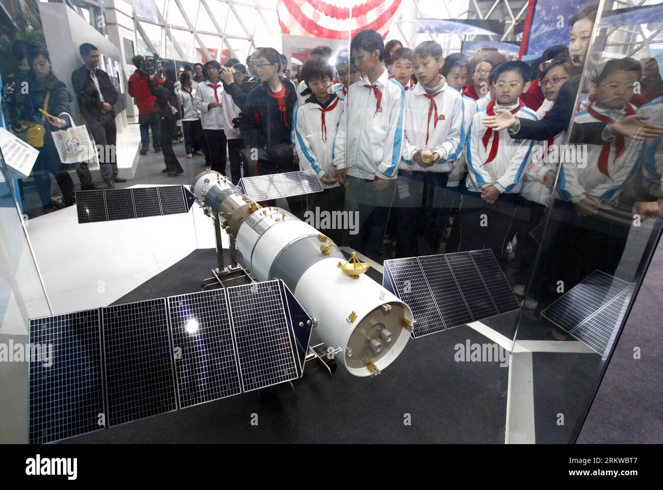 Bildnummer: 58660538  Datum: 02.11.2012  Copyright: imago/Xinhua (121102) -- SHANGHAI, Nov. 2, 2012 (Xinhua) -- Young students look at the model of the Shenzhou-9 manned spacecraft docking with the orbiting Tiangong-1 space lab module during the Exhibition on China s First Manned Space Docking Mission in Shanghai, east China, Nov. 2, 2012. The exhibition kicked off Friday at the Shanghai Science and Technology Museum. Three astronauts aboard Shenzhou-9 spacecraft were sent into space on June 16. They successfully operated the spacecraft to conduct both automatic and manual space dockings with Stock Photo