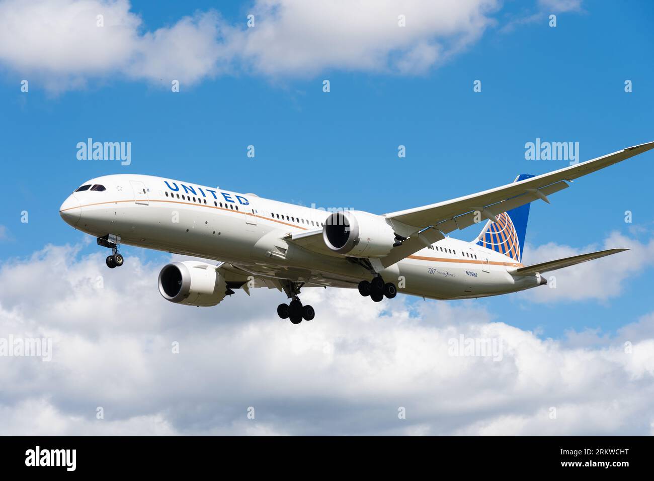 United Airlines Boeing 787-9 Dreamliner jet airliner plane N29968 on finals to land at London Heathrow Airport, UK. Long haul wide body airplane Stock Photo