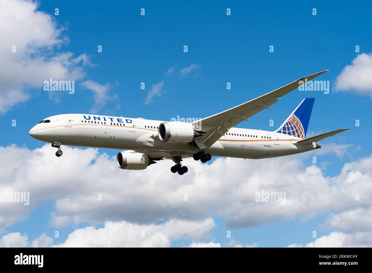 United Airlines Boeing 787-9 Dreamliner jet airliner plane N29968 on finals to land at London Heathrow Airport, UK. Long haul wide body airplane Stock Photo