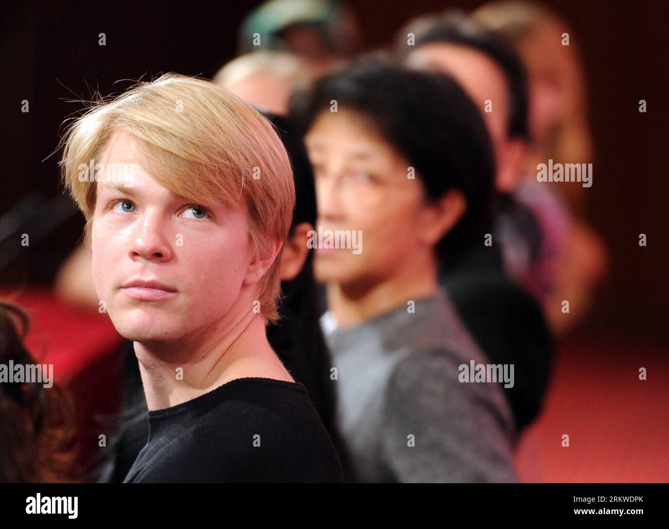 Bildnummer: 58671084  Datum: 06.11.2012  Copyright: imago/Xinhua (121106) -- BEIJING, Nov. 6, 2012 (Xinhua) -- German actor Marijn Rademaker watches a video during a press conference of the stage drama The Lady of The Camallias in Beijing, capital of China, Nov. 6, 2012. The stage drama, which is performed by the Stuttgart Ballet of Germany, will be put on stage from Nov. 8 to Nov. 10 at the National Centre for the Performing Arts. (Xinhua/Luo Xiaoguang) (wjq) CHINA-BEIJING-STAGE DRAMA-THE LADY OF THE CAMALLIAS (CN) PUBLICATIONxNOTxINxCHN People Kultur Tanz Ballet Camellias Die Kameliendame Pr Stock Photo