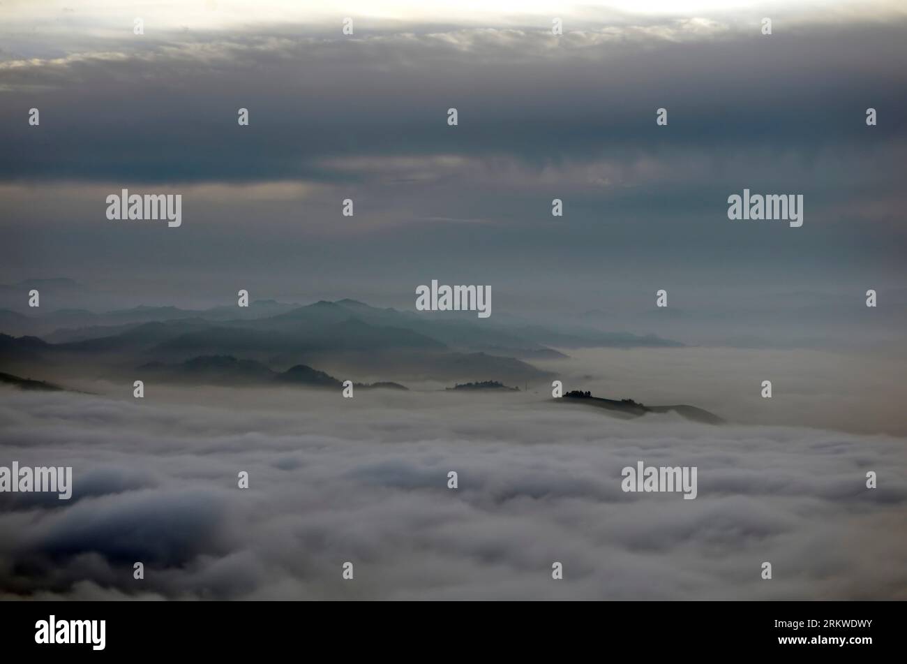 valle colma di nebbia autunnale Stock Photo