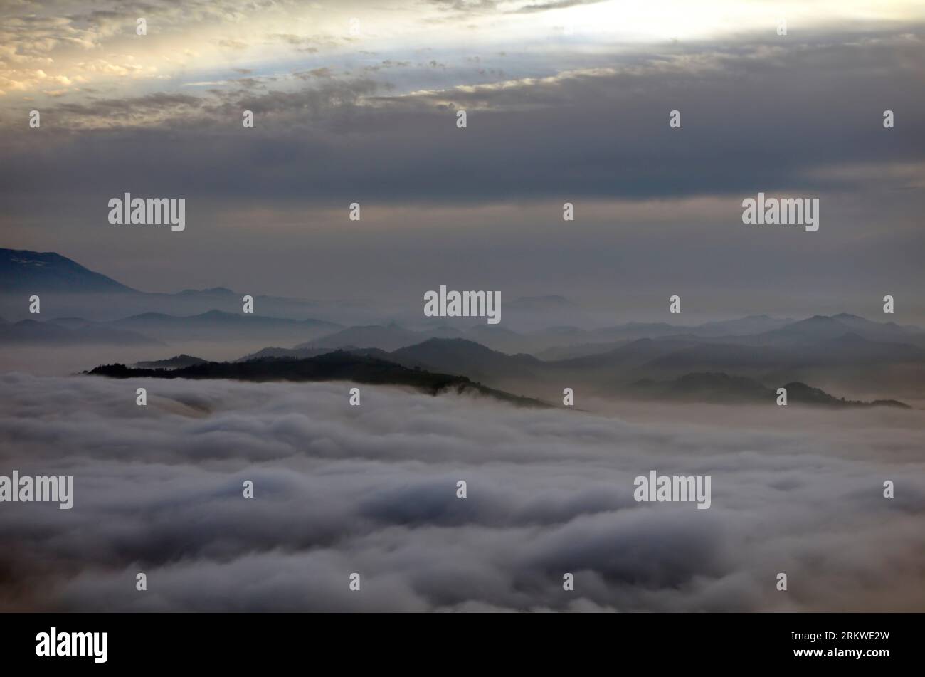 valle colma di nebbia autunnale Stock Photo