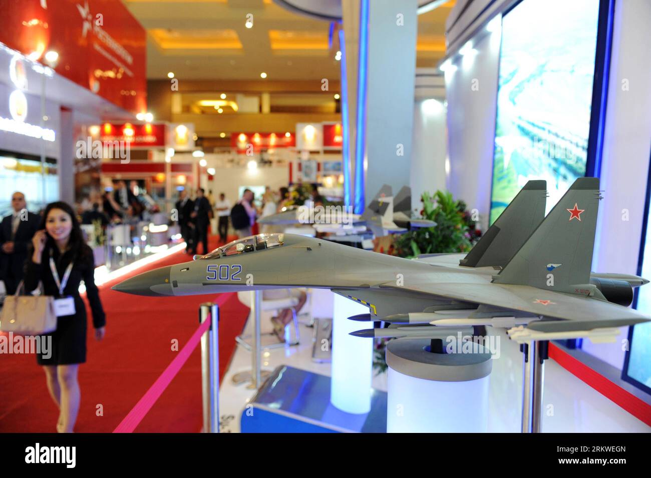 Bildnummer: 58673906  Datum: 07.11.2012  Copyright: imago/Xinhua (121107) -- JAKARTA, Nov. 7, 2012 (Xinhua) -- A Sukhoi fighter jet model is displayed at the Indodefence 2012 Expo and Forum held in Jakarta International Expo Kemayoran in Jakarta, Indonesia, Nov. 7, 2012. As many as 603 firms from 42 countries and areas attended the Indodefence 2012 Expo and Forum Wednesday, one of the biggest industry gatherings in Southeast Asia this year. (Xinhua/Veri Sanovri) (zjl) INDONESIA-JAKARTA-INDODEFENCE 2012 PUBLICATIONxNOTxINxCHN Wirtschaft Rüstung Industrie Rüstungsindustrie Messe Rüstungsmesse Mi Stock Photo