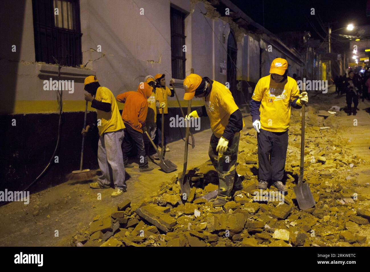 Bildnummer: 58676839  Datum: 07.11.2012  Copyright: imago/Xinhua SAN MARCOS, (Xinhua) -- Employees clean the debris left after an earthquake, in San Marcos, Guatemala, on Nov. 7, 2012. A 7.4 degree on the Richter scale earthquake affected Guatemala on Wednesday, the epicenter was located at sea, 24 km south of Champerico port municipalty, Guatemala, according to United States Geologic Service (USGS) data. (Xinhua/Luis Echeverr¨ªa) (le) (rh) (ce) GUATEMALA-SAN MARCOS-ENVIRONMENT-EARTHQUAKE PUBLICATIONxNOTxINxCHN Gesellschaft Erdbeben Aufräumarbeiten Natarkatastrophe premiumd x0x xac 2012 quer Stock Photo