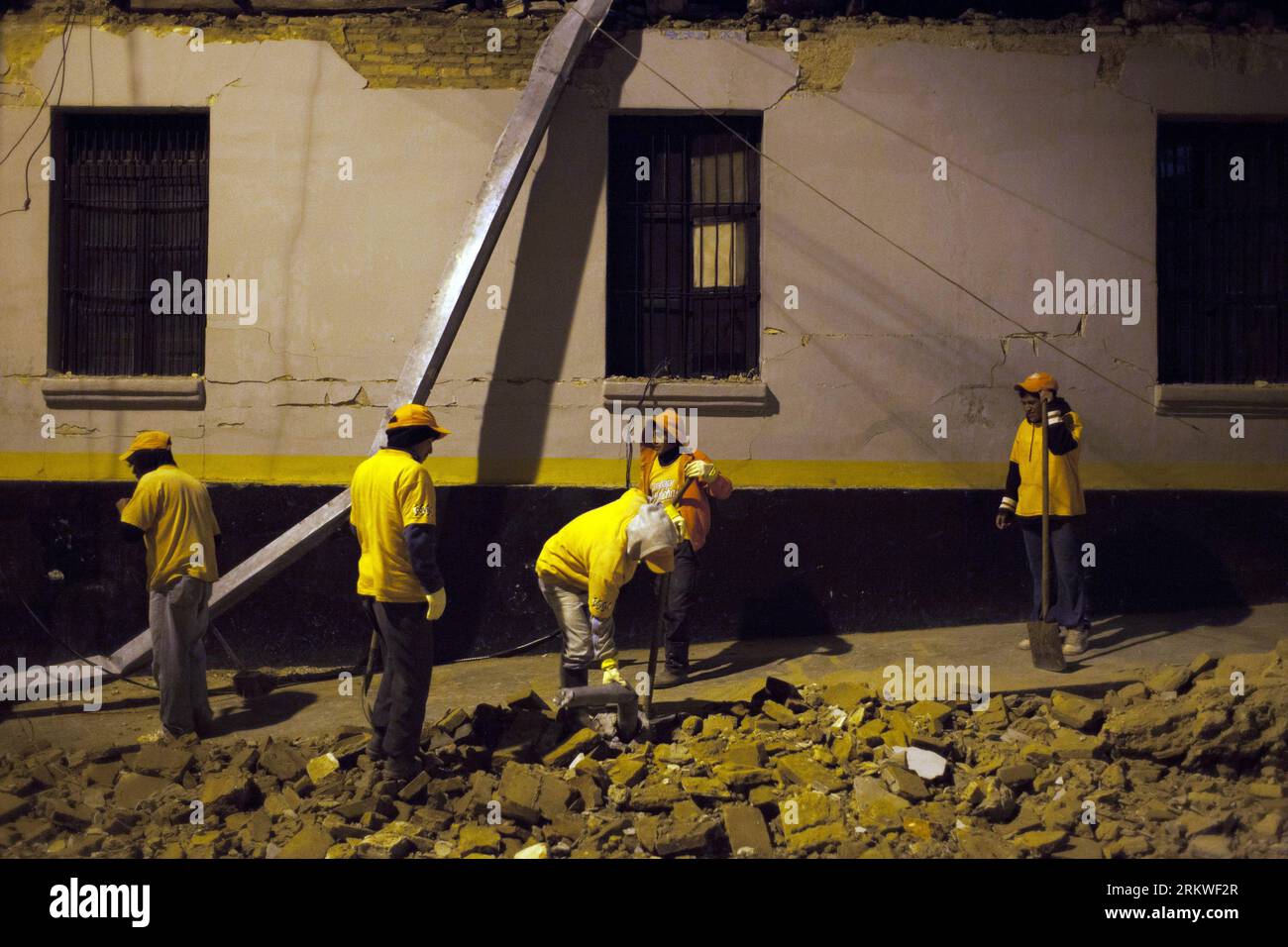 Bildnummer: 58676841  Datum: 07.11.2012  Copyright: imago/Xinhua SAN MARCOS, (Xinhua) -- Employees clean the debris left after an earthquake, in San Marcos, Guatemala, on Nov. 7, 2012. A 7.4 degree on the Richter scale earthquake affected Guatemala on Wednesday, the epicenter was located at sea, 24 km south of Champerico port municipalty, Guatemala, according to United States Geologic Service (USGS) data. (Xinhua/Luis Echeverr¨ªa) (le) (rh) (ce) GUATEMALA-SAN MARCOS-ENVIRONMENT-EARTHQUAKE PUBLICATIONxNOTxINxCHN Gesellschaft Erdbeben Aufräumarbeiten Natarkatastrophe premiumd x0x xac 2012 quer Stock Photo