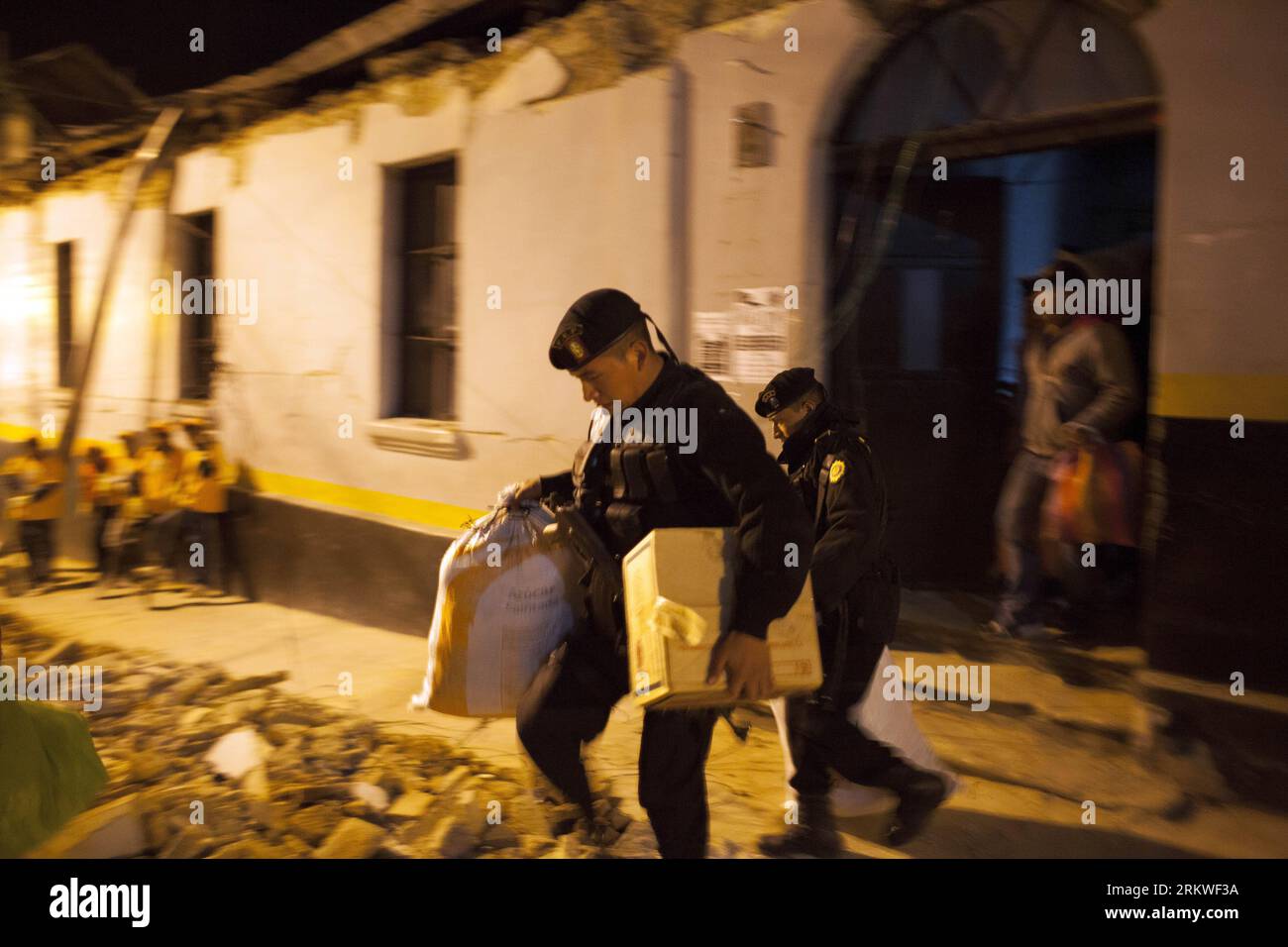 Bildnummer: 58676840  Datum: 07.11.2012  Copyright: imago/Xinhua SAN MARCOS, (Xinhua) -- Police agents evacuate a Police Station due to structural damage after an earthquake, in San Marcos, Guatemala, on Nov. 7, 2012. A 7.4 degree on the Richter scale earthquake affected Guatemala on Wednesday, the epicenter was located at sea, 24 km south of Champerico port municipalty, Guatemala, according to United States Geologic Service (USGS) data. (Xinhua/Luis Echeverr¨ªa) (le) (rh) (ce) GUATEMALA-SAN MARCOS-ENVIRONMENT-EARTHQUAKE PUBLICATIONxNOTxINxCHN Gesellschaft Erdbeben Aufräumarbeiten Natarkatastr Stock Photo