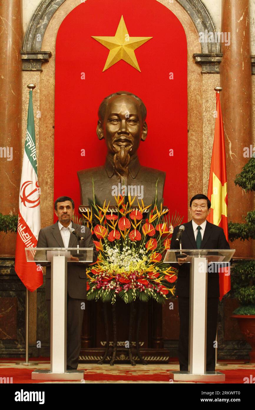 Bildnummer: 58683766  Datum: 09.11.2012  Copyright: imago/Xinhua (121109) -- HANOI, Nov. 9, 2012 (Xinhua) -- Vietnamese President Truong Tan Sang (R) and visiting Iranian President Mahmoud Ahmadinejad hold a joint press briefing at the Presidential Palace in Hanoi, Vietnam, Nov. 9, 2012. Ahmadinejad arrived here on Friday, kicking off a two-day visit to Vietnam. (Xinhua/Ho Nhu Y)(srb) VIETNAM-HANOI-IRAN PRESIDENT-VISIT PUBLICATIONxNOTxINxCHN people Politik premiumd x0x xmb 2012 hoch      58683766 Date 09 11 2012 Copyright Imago XINHUA  Hanoi Nov 9 2012 XINHUA Vietnamese President Truong TAN Sa Stock Photo