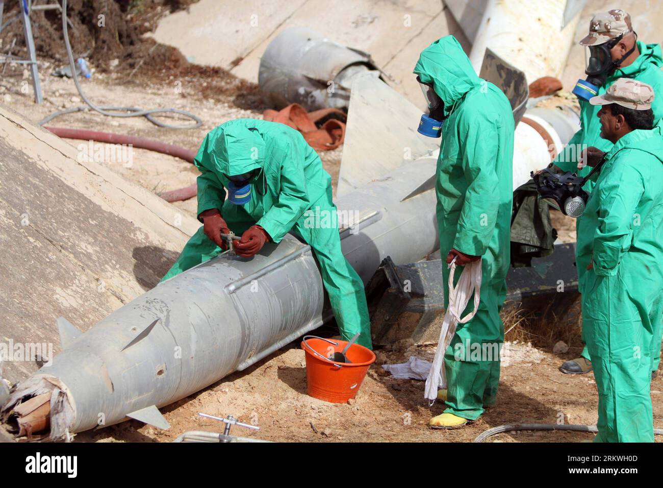 Bildnummer: 58689924  Datum: 11.11.2012  Copyright: imago/Xinhua (121111) -- TRIPOLI, Nov. 11, 2012 (Xinhua) -- A team of Libyan experts and military engineers dismantles a rocket under the supervision of the United Nations, in Tripoli, Nov. 11, 2012. Experts were assigned to dump the toxic chemicals found in the air defense missiles and ammunition left over from the former Libyan leader Moamer Kadhafi s regime. (Xinhua/Hamza Turkia) LIBYA-TRIPOLI-WEAPONS-DUMP PUBLICATIONxNOTxINxCHN Gesellschaft Politik Abrüstung Vernichtung Entschärfung Munition C Waffen Chemiewaffen 2012 quer      58689924 D Stock Photo