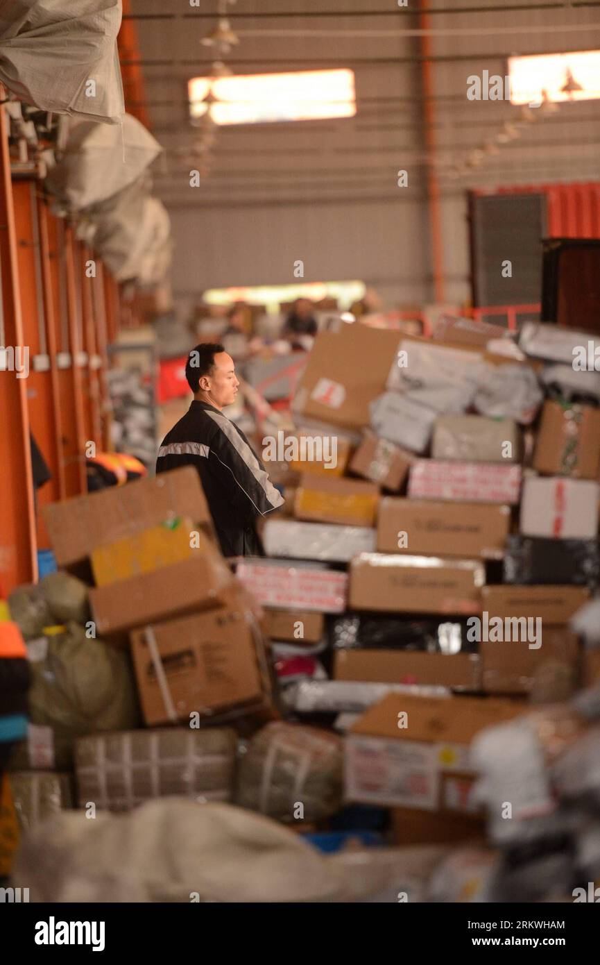 Bildnummer: 58691496  Datum: 12.11.2012  Copyright: imago/Xinhua (121112) -- NANCHANG, Nov. 12, 2012 (Xinhua) -- A worker sorts out piled-up packages at an express delivery company s sorting center in Nanchang, capital of east China s Jiangxi Province, Nov. 12, 2012. The Chinese grassroots self-proclaimed Singles Day, which falls on November 11, has become a shopping festival under a continuous sales promotion of e-business groups. Great discounts resulted in a sharp increase of online trades which cause enormous pressure on express service.(Xinhua/Zhou Mi) (wjq) CHINA-JIANGXI-SINGLE S DAY-EXP Stock Photo