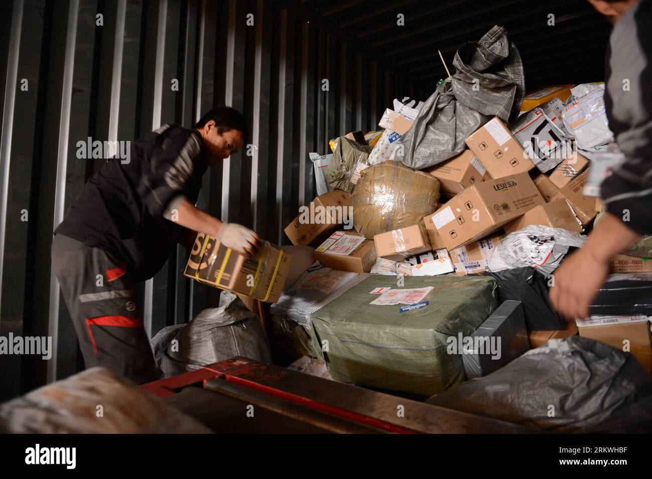 Bildnummer: 58691497  Datum: 12.11.2012  Copyright: imago/Xinhua (121112) -- NANCHANG, Nov. 12, 2012 (Xinhua) -- Workers sort out piled-up packages at an express delivery company s sorting center in Nanchang, capital of east China s Jiangxi Province, Nov. 12, 2012. The Chinese grassroots self-proclaimed Singles Day, which falls on November 11, has become a shopping festival under a continuous sales promotion of e-business groups. Great discounts resulted in a sharp increase of online trades which cause enormous pressure on express service.(Xinhua/Zhou Mi) (wjq) CHINA-JIANGXI-SINGLE S DAY-EXPRE Stock Photo