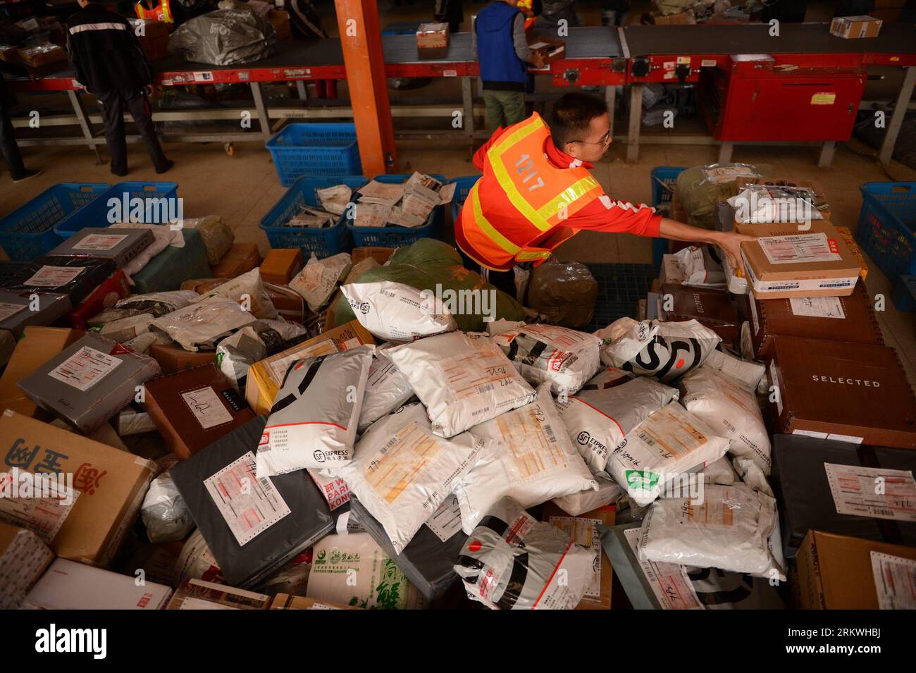 Bildnummer: 58691495  Datum: 12.11.2012  Copyright: imago/Xinhua (121112) -- NANCHANG, Nov. 12, 2012 (Xinhua) -- A worker sorts out piled-up packages at an express delivery company s sorting center in Nanchang, capital of east China s Jiangxi Province, Nov. 12, 2012. The Chinese grassroots self-proclaimed Singles Day, which falls on November 11, has become a shopping festival under a continuous sales promotion of e-business groups. Great discounts resulted in a sharp increase of online trades which cause enormous pressure on express service.(Xinhua/Zhou Mi) (wjq) CHINA-JIANGXI-SINGLE S DAY-EXP Stock Photo