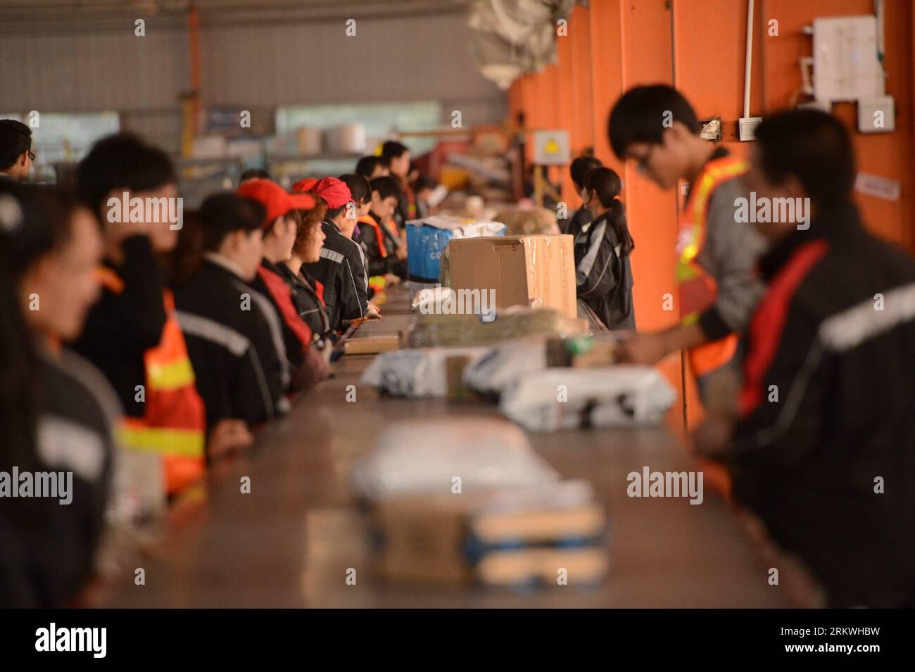 Bildnummer: 58691494  Datum: 12.11.2012  Copyright: imago/Xinhua (121112) -- NANCHANG, Nov. 12, 2012 (Xinhua) -- Workers deal with packages at an express delivery company s sorting center in Nanchang, capital of east China s Jiangxi Province, Nov. 12, 2012. The Chinese grassroots self-proclaimed Singles Day, which falls on November 11, has become a shopping festival under a continuous sales promotion of e-business groups. Great discounts resulted in a sharp increase of online trades which cause enormous pressure on express service.(Xinhua/Zhou Mi) (wjq) CHINA-JIANGXI-SINGLE S DAY-EXPRESS DELIV Stock Photo