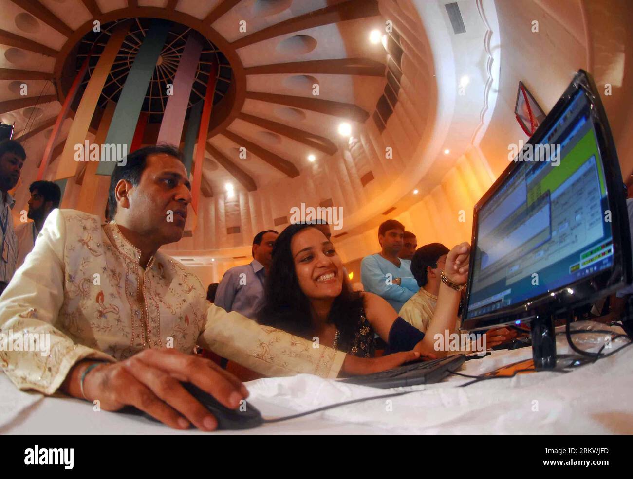 Bildnummer: 58697234  Datum: 13.11.2012  Copyright: imago/Xinhua (121113) -- MUMBAI, Nov. 13, 2012 (Xinhua) -- Stock brokers attend a trading session on Diwali festival at the Bombay Stock Exchange in Mumbai, India, Nov. 13, 2012. The Indian stock markets trading session will only be conducted for 75 minutes in the afternoon on Tuesday, the Diwali festival, on leading bourses NSE (National stock exchange) and BSE (Bombay stock exchange). (Xinhua/Stringer)(rh) INDIA-MUMBAI-STOCK EXCHANGE PUBLICATIONxNOTxINxCHN Gesellschaft x0x xmb 2012 quer      58697234 Date 13 11 2012 Copyright Imago XINHUA Stock Photo
