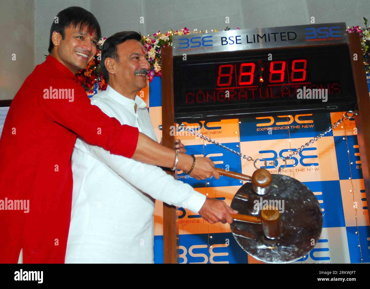 Bildnummer: 58697249  Datum: 13.11.2012  Copyright: imago/Xinhua (121113) -- MUMBAI, Nov. 13, 2012 (Xinhua) -- Bollywood actor Vivek Oberoi (L) and his father Suresh Oberoi pose for photos during a trading session on Diwali festival at the Bombay Stock Exchange in Mumbai, India, Nov. 13, 2012. The Indian stock markets trading session will only be conducted for 75 minutes in the afternoon on Tuesday, the Diwali festival, on leading bourses NSE (National stock exchange) and BSE (Bombay stock exchange). (Xinhua/Stringer)(rh) INDIA-MUMBAI-STOCK EXCHANGE PUBLICATIONxNOTxINxCHN people Entertainment Stock Photo