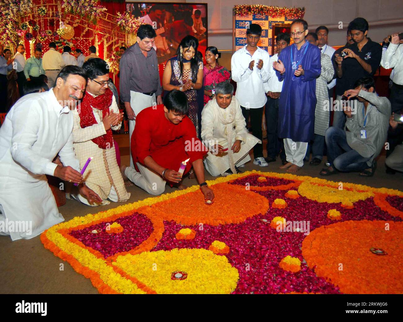 Bildnummer: 58697250  Datum: 13.11.2012  Copyright: imago/Xinhua (121113) -- MUMBAI, Nov. 13, 2012 (Xinhua) -- Bollywood actor Vivek Oberoi (3rd L) and his father Suresh Oberoi (1st L) attend a trading session on Diwali festival at the Bombay Stock Exchange in Mumbai, India, Nov. 13, 2012. The Indian stock markets trading session will only be conducted for 75 minutes in the afternoon on Tuesday, the Diwali festival, on leading bourses NSE (National stock exchange) and BSE (Bombay stock exchange). (Xinhua/Stringer)(rh) INDIA-MUMBAI-STOCK EXCHANGE PUBLICATIONxNOTxINxCHN people Entertainment Film Stock Photo
