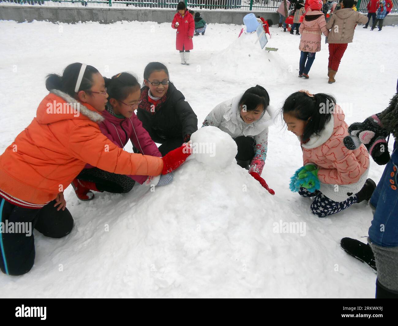 Bildnummer: 58701653  Datum: 14.11.2012  Copyright: imago/Xinhua (121114) -- JILIN, Nov. 14, 2012 (Xinhua) -- Pupils make a snowman on the playground of the Songjiang Experimental Primary School in Jilin City, northeast China s Jilin Province, Nov. 14, 2012. Primary and middle schools, as well as kindergartens in Jilin City, reopened on Wednesday as the weather turned better. (Xinhua/Zhu Wanchang)(mcg) CHINA-JILIN-SNOW-SCHOOLS-REOPENING (CN) PUBLICATIONxNOTxINxCHN Gesellschaft Bildung Kinder Schüler Schule Winter Schnee Jahreszeit x0x xmb 2012 quer      58701653 Date 14 11 2012 Copyright Imago Stock Photo