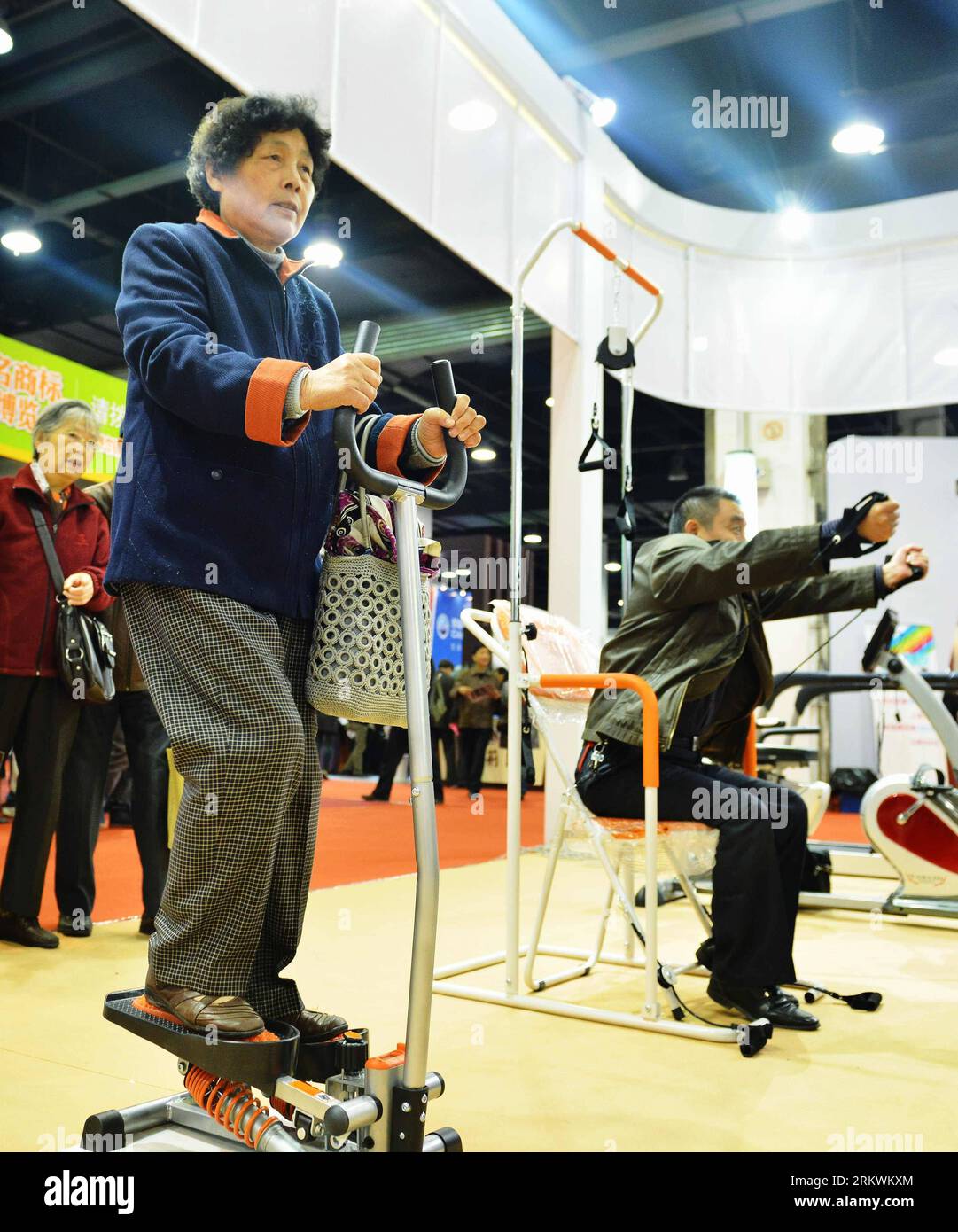 Bildnummer: 58705450  Datum: 15.11.2012  Copyright: imago/Xinhua (121115) -- HANGZHOU, Nov. 15, 2012 (Xinhua) -- Visitors experience exercise equipments sepcially designed for the aged at the 1st China (Zhejiang) international exposition on the industry for the aged in Hangzhou, capital of east China s Zhejiang Province, Nov. 15, 2012. The five-day expo, which kicked off on Thursday, has attracted more than 300 exhibitors. (Xinhua/Long Wei) (wjq) CHINA-ZHEJIANG-HANGZHOU-INDUSTRY FOR THE AGED-EXPOSITION(CN) PUBLICATIONxNOTxINxCHN Wirtschaft Messe Rentner Senioren xas x0x 2012 hoch      58705450 Stock Photo