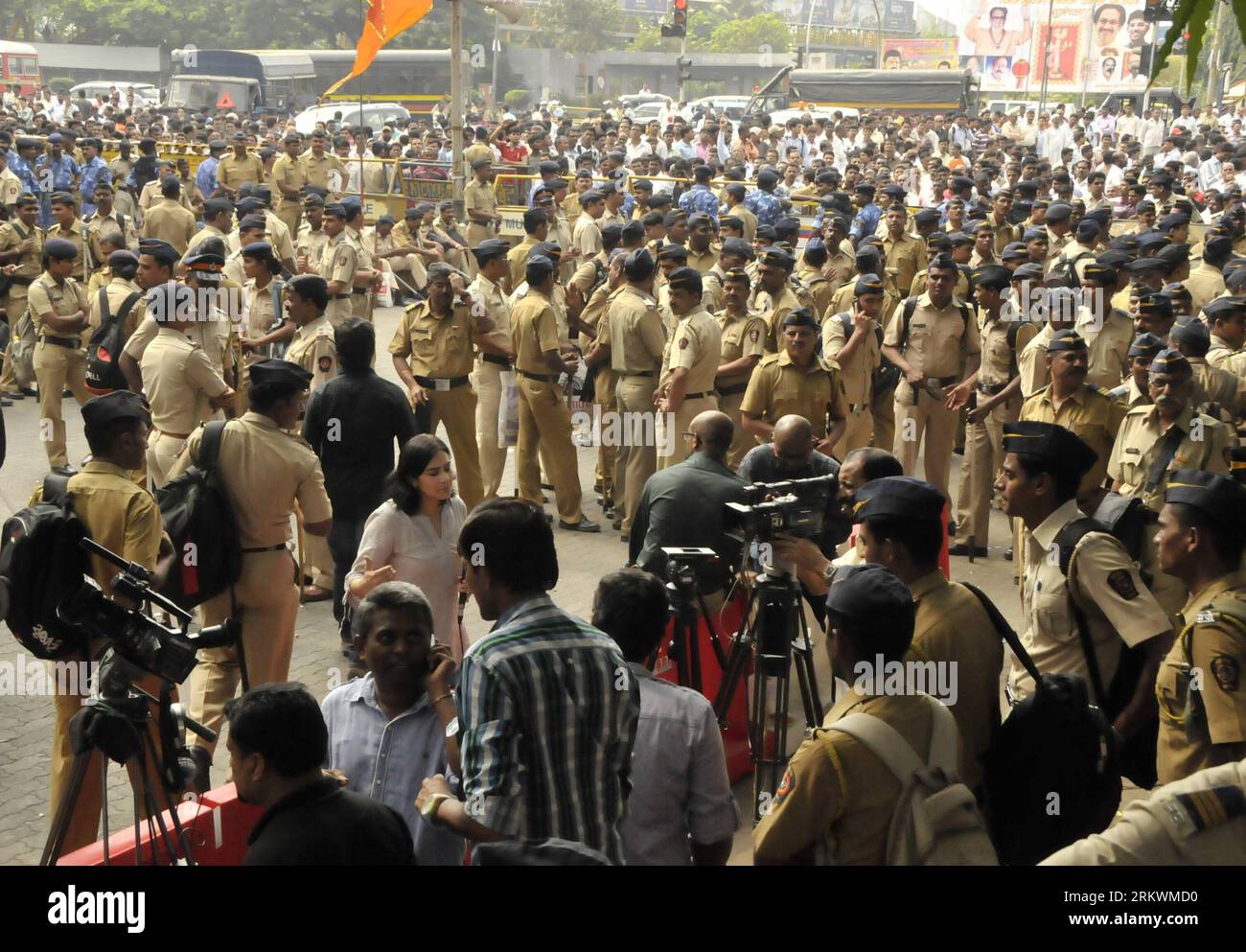 Bildnummer: 58709598  Datum: 15.11.2012  Copyright: imago/Xinhua Policemen maintain the order near Bal Thackeray s residence in Mumbai, India, on Nov. 15, 2012. India s Hindu extremist leader BalxThackeray was confirm to be in critical condition by his family Thursday. Large crowd of supporters gathered outside the residence of BalxThackeray, 86-year-old founder of the Shiv Sena Party, in Mumbai. The secuity was leveled up and many stores shut down temporarily in case of any unrest. (Xinhua/Wang Ping) (srb) INDIA-MUMBAI-POLITICS-HEALTHxTHACKERAY PUBLICATIONxNOTxINxCHN Gesellschaft Politik Poli Stock Photo