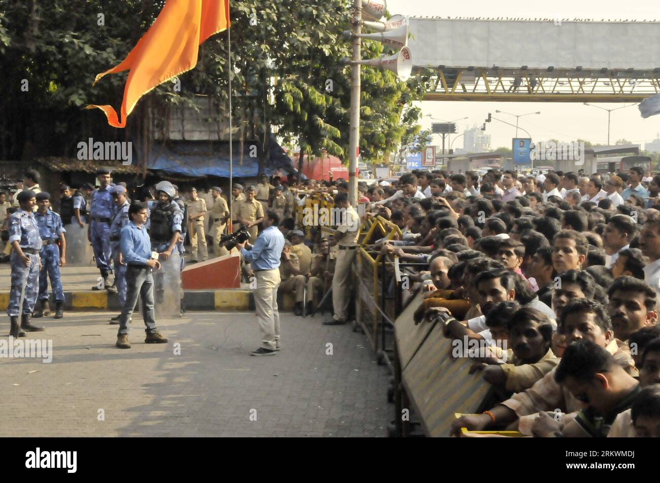Bildnummer: 58709600  Datum: 15.11.2012  Copyright: imago/Xinhua Supporters of Bal Thackeray gather near his residence in Mumbai, India, on Nov. 15, 2012. India s Hindu extremist leader BalxThackeray was confirm to be in critical condition by his family Thursday. Large crowd of supporters gathered outside the residence of BalxThackeray, 86-year-old founder of the Shiv Sena Party, in Mumbai. The secuity was leveled up and many stores shut down temporarily in case of any unrest. (Xinhua/Wang Ping) (srb) INDIA-MUMBAI-POLITICS-HEALTHxTHACKERAY PUBLICATIONxNOTxINxCHN Gesellschaft Politik Polizei Po Stock Photo