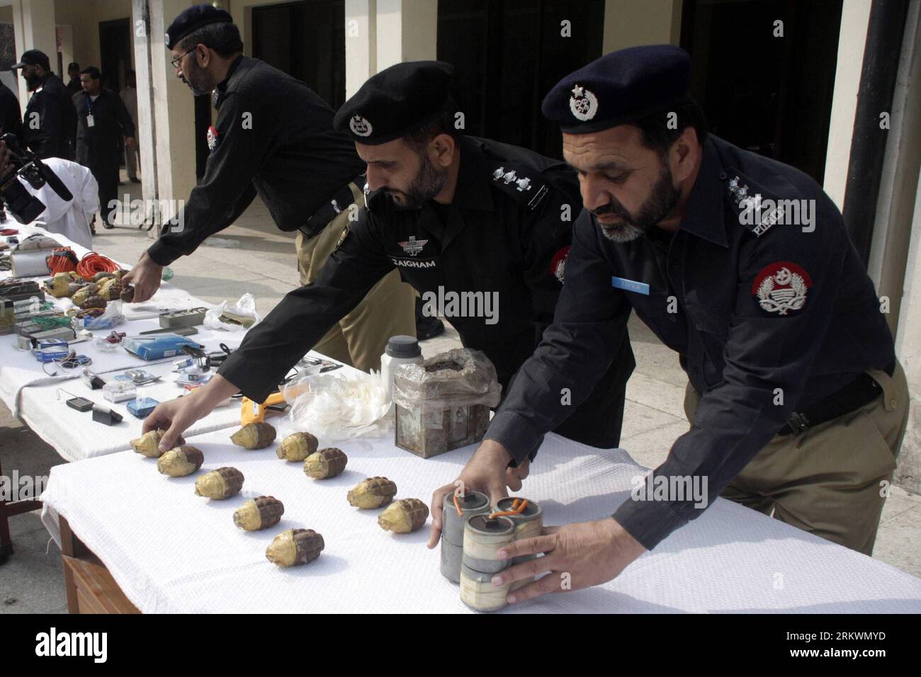 Bildnummer: 58711928  Datum: 16.11.2012  Copyright: imago/Xinhua (121116) -- LAHORE, Nov. 16, 2012 (Xinhua) -- Pakistani policemen display explosive materials to media at a news conference in Lahore, Pakistan, Nov. 16, 2012. An intelligence agency in a joint operation with police seized heavy quantity of weapons and ammunitions and arrested 12 suspected terrorists from different areas of Gujrat district in eastern Punjab province, local media reported. (Xinhua/Jamil Ahmed) PAKISTAN-UNREST-POLICE-TERROR-SEIZURE PUBLICATIONxNOTxINxCHN Gesellschaft Sicherheit Polizei Waffen Munition x0x xds 2012 Stock Photo