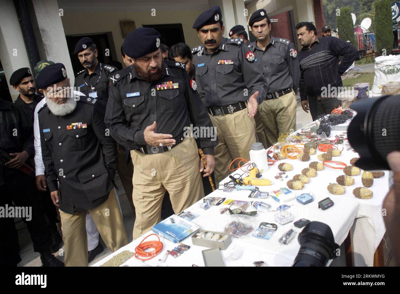 Bildnummer: 58711931  Datum: 16.11.2012  Copyright: imago/Xinhua (121116) -- LAHORE, Nov. 16, 2012 (Xinhua) -- Pakistani policemen display explosive materials to media at a news conference in Lahore, Pakistan, Nov. 16, 2012. An intelligence agency in a joint operation with police seized heavy quantity of weapons and ammunitions and arrested 12 suspected terrorists from different areas of Gujrat district in eastern Punjab province, local media reported. (Xinhua/Jamil Ahmed) PAKISTAN-UNREST-POLICE-TERROR-SEIZURE PUBLICATIONxNOTxINxCHN Gesellschaft Sicherheit Polizei Waffen Munition x0x xds 2012 Stock Photo