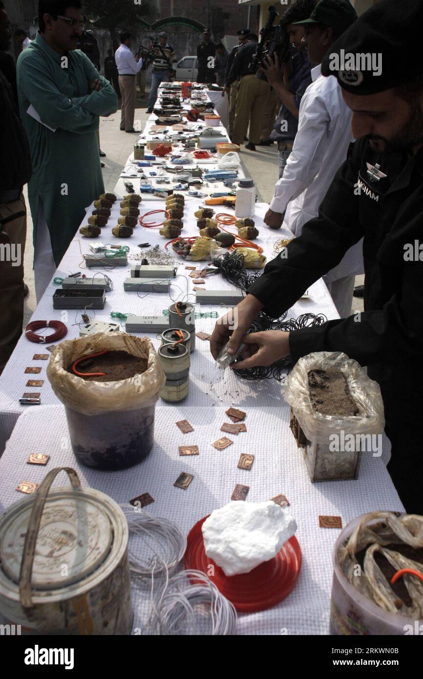 Bildnummer: 58711932  Datum: 16.11.2012  Copyright: imago/Xinhua (121116) -- LAHORE, Nov. 16, 2012 (Xinhua) -- Pakistani policemen display explosive materials to media at a news conference in Lahore, Pakistan, Nov. 16, 2012. An intelligence agency in a joint operation with police seized heavy quantity of weapons and ammunitions and arrested 12 suspected terrorists from different areas of Gujrat district in eastern Punjab province, local media reported. (Xinhua/Jamil Ahmed) PAKISTAN-UNREST-POLICE-TERROR-SEIZURE PUBLICATIONxNOTxINxCHN Gesellschaft Sicherheit Polizei Waffen Munition x0x xds 2012 Stock Photo