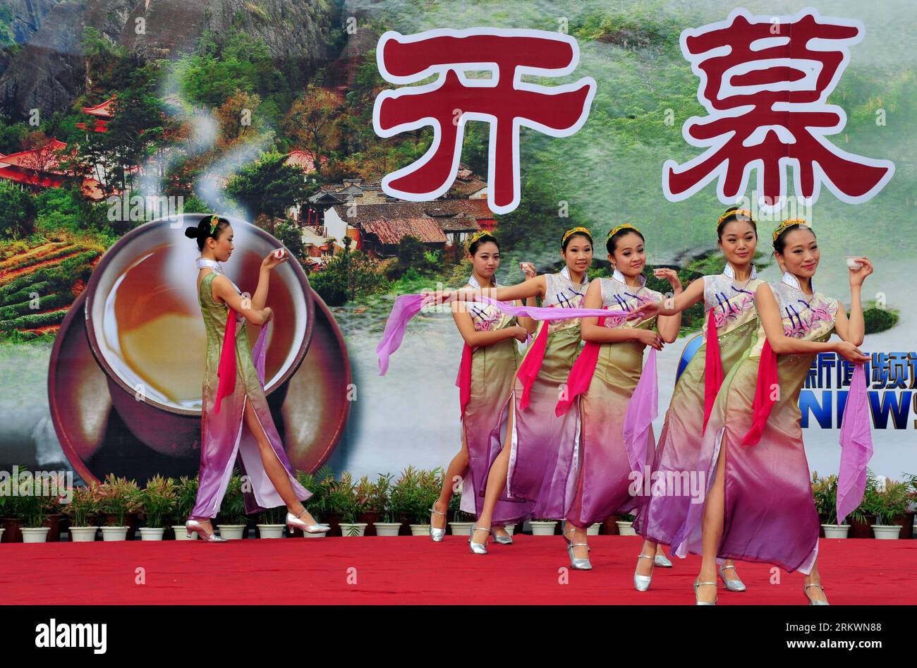 Bildnummer: 58713041  Datum: 17.11.2012  Copyright: imago/Xinhua (121117) -- WUYISHAN, Nov. 17, 2012 (Xinhua) -- Actresses perform at the opening ceremony of 2012 China Wuyishan (dahongpao) International Zen-tea Cultural Festival in Wuyishan, southeast China s Fujian Province, Nov. 17, 2012. (Xinhua/Zhang Guojun) (mp) CHINA-FUJIAN-WUYISHAN-ZEN-TEA CULTURAL FESTIVAL (CN) PUBLICATIONxNOTxINxCHN Gesellschaft Tee Teekultur x0x xds 2012 quer      58713041 Date 17 11 2012 Copyright Imago XINHUA  Wuyishan Nov 17 2012 XINHUA actresses perform AT The Opening Ceremony of 2012 China Wuyishan Dahongpao In Stock Photo