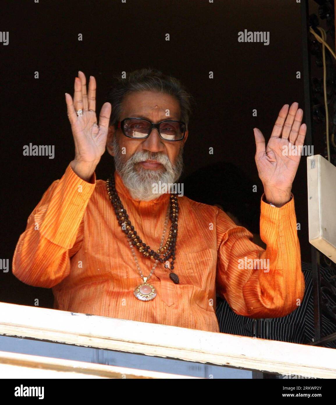 Bildnummer: 58715578  Datum: 23.01.2010  Copyright: imago/Xinhua (121118) -- MUMBAI, Nov. 18, 2012 (Xinhua) -- This file photo taken on Jan. 23, 2010 shows Bal Thackeray, chief of the Shiv Sena Party, waving hands to supporters in Mumbai, India. Bal Thackeray died in Mumbai after an illness Saturday. (Xinhua/Stringer) INDIA-MUMBAI-POLITICS-THACKERAY-DEATH PUBLICATIONxNOTxINxCHN People Politik Religion x1x xds 2010 quadrat     58715578 Date 23 01 2010 Copyright Imago XINHUA  Mumbai Nov 18 2012 XINHUA This File Photo Taken ON Jan 23 2010 Shows Bal Thackeray Chief of The Shiv Sena Party Waving Ha Stock Photo