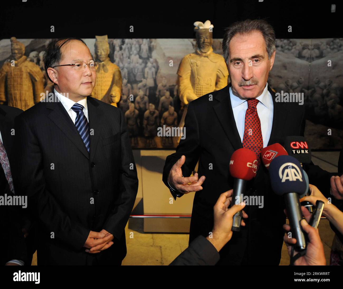 Bildnummer: 58724321  Datum: 20.11.2012  Copyright: imago/Xinhua ISTANBUL, Nov. 20, 2012 - Chinese Vice Culture Minister Li Xiaojie (L) looks on as Turkish Culture and Tourism Minister Ertugrul Gunay speaks to media during the opening ceremony of the Treasures of Ancient China Exhibition held at Topkapi Palace Museum in Istanbul of Turkey, on Nov. 20, 2012. The Exhibition kicked off here on Tuesday. (Xinhua/Ma Yan)(zcc) TURKEY-ISTANBUL-CHINA-TREASURES EXHIBITION PUBLICATIONxNOTxINxCHN Politik people xas x0x 2012 quer     58724321 Date 20 11 2012 Copyright Imago XINHUA Istanbul Nov 20 2012 Chin Stock Photo
