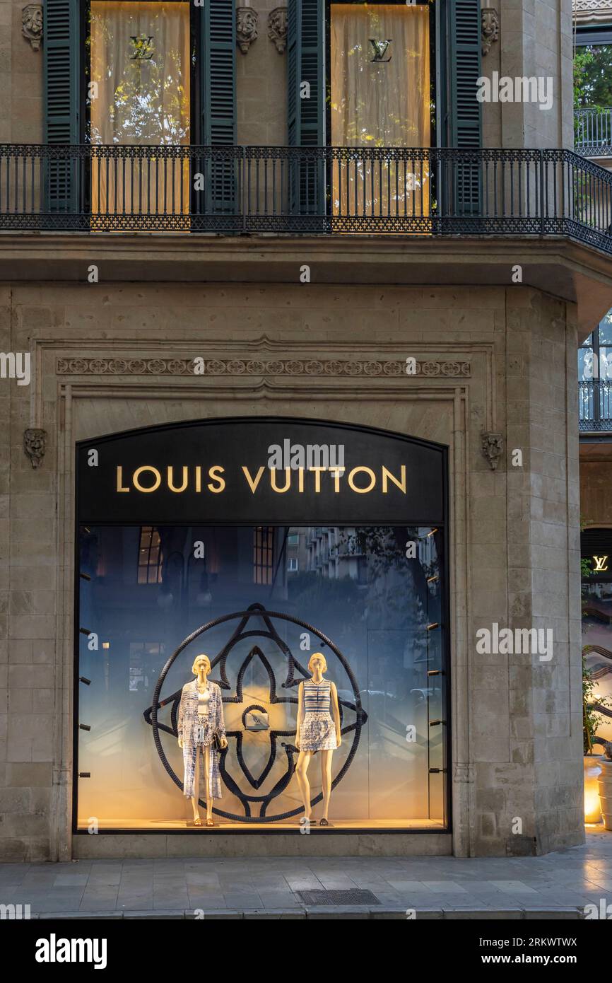 Louis Vuitton Sign on street shop window Rome – Stock Editorial Photo ©  erix2005 #161757380