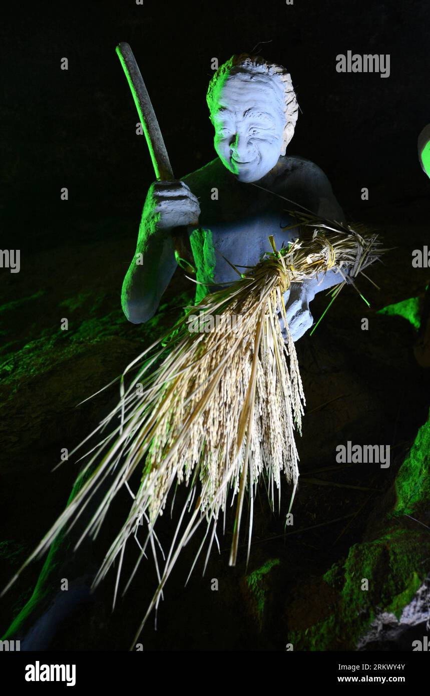でん China cave people hi-res stock photography and images - Page